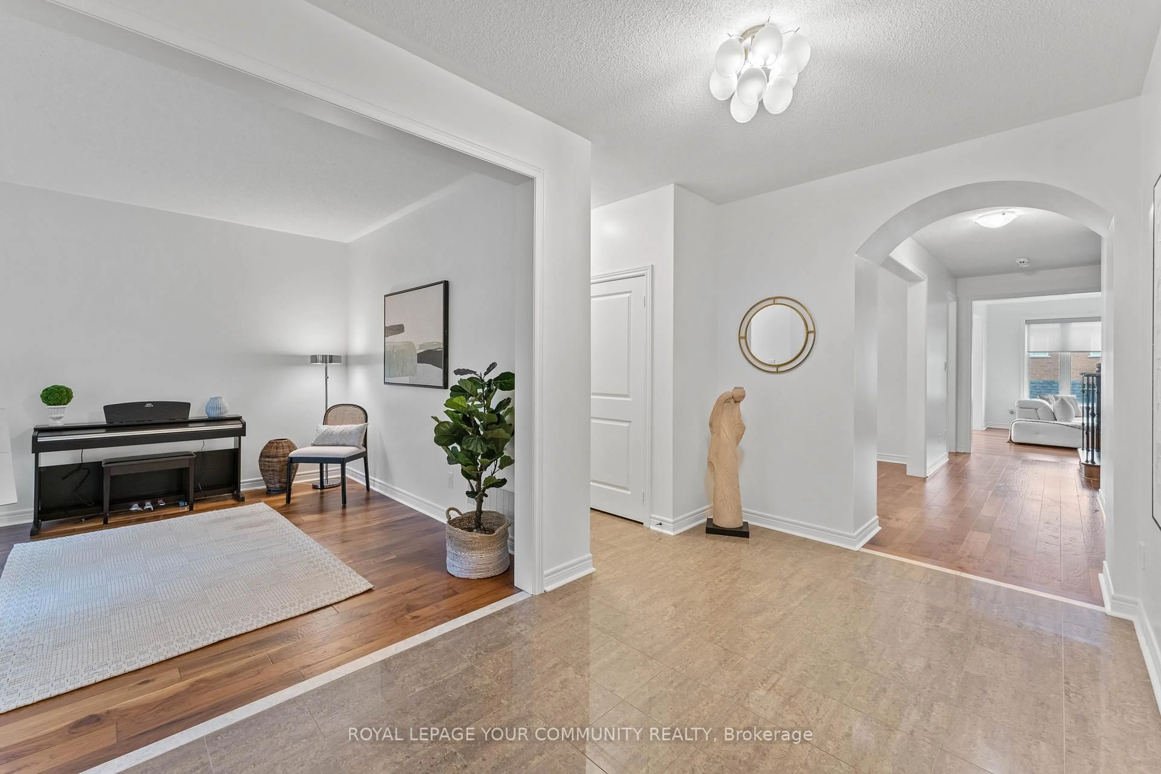 Indoor entryway for 29 Paisley Green Ave, Caledon Ontario L7C 3R8