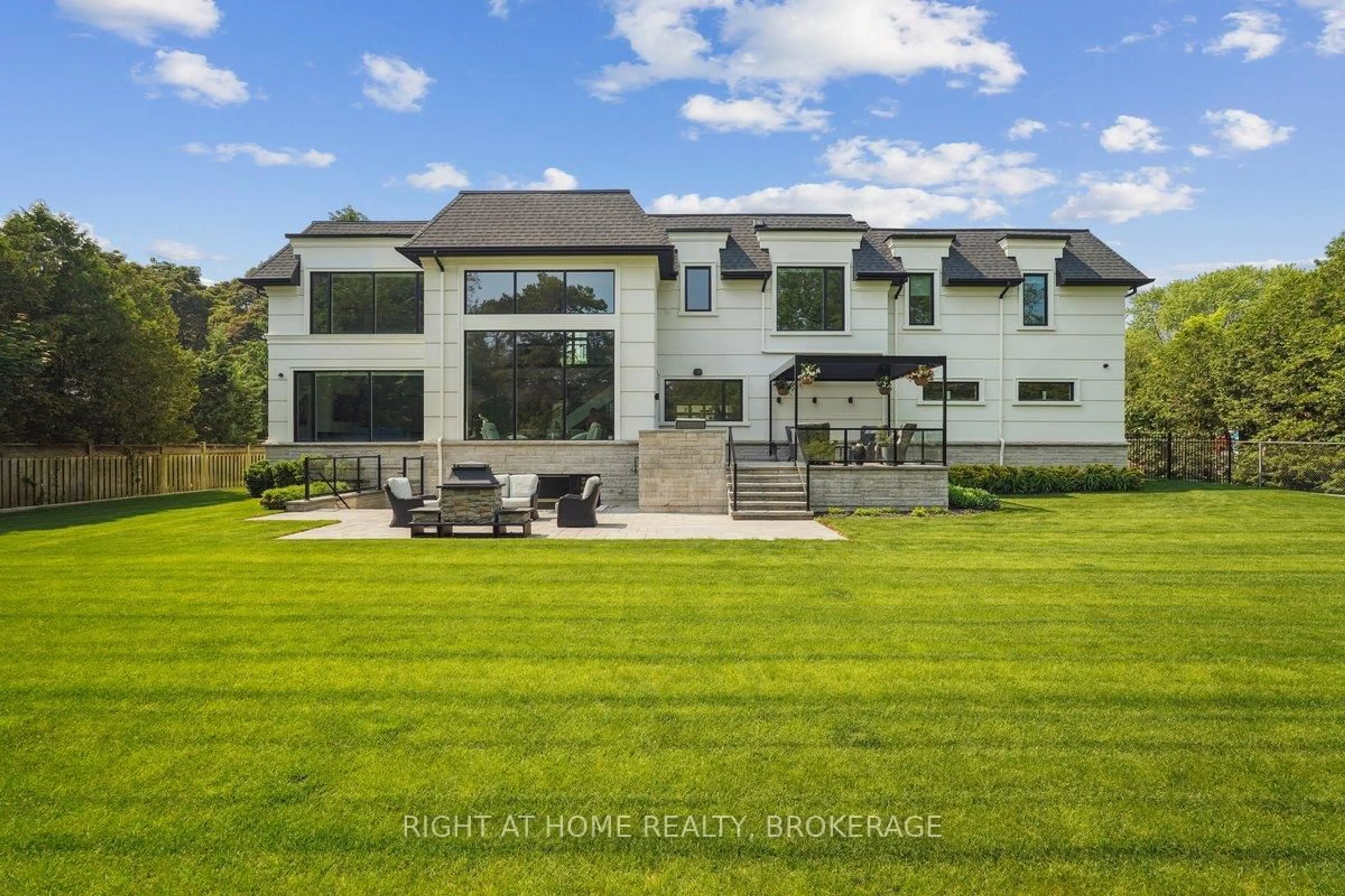 A pic from outside/outdoor area/front of a property/back of a property/a pic from drone, unknown for 1260 Braeside Dr, Oakville Ontario L6J 2A4