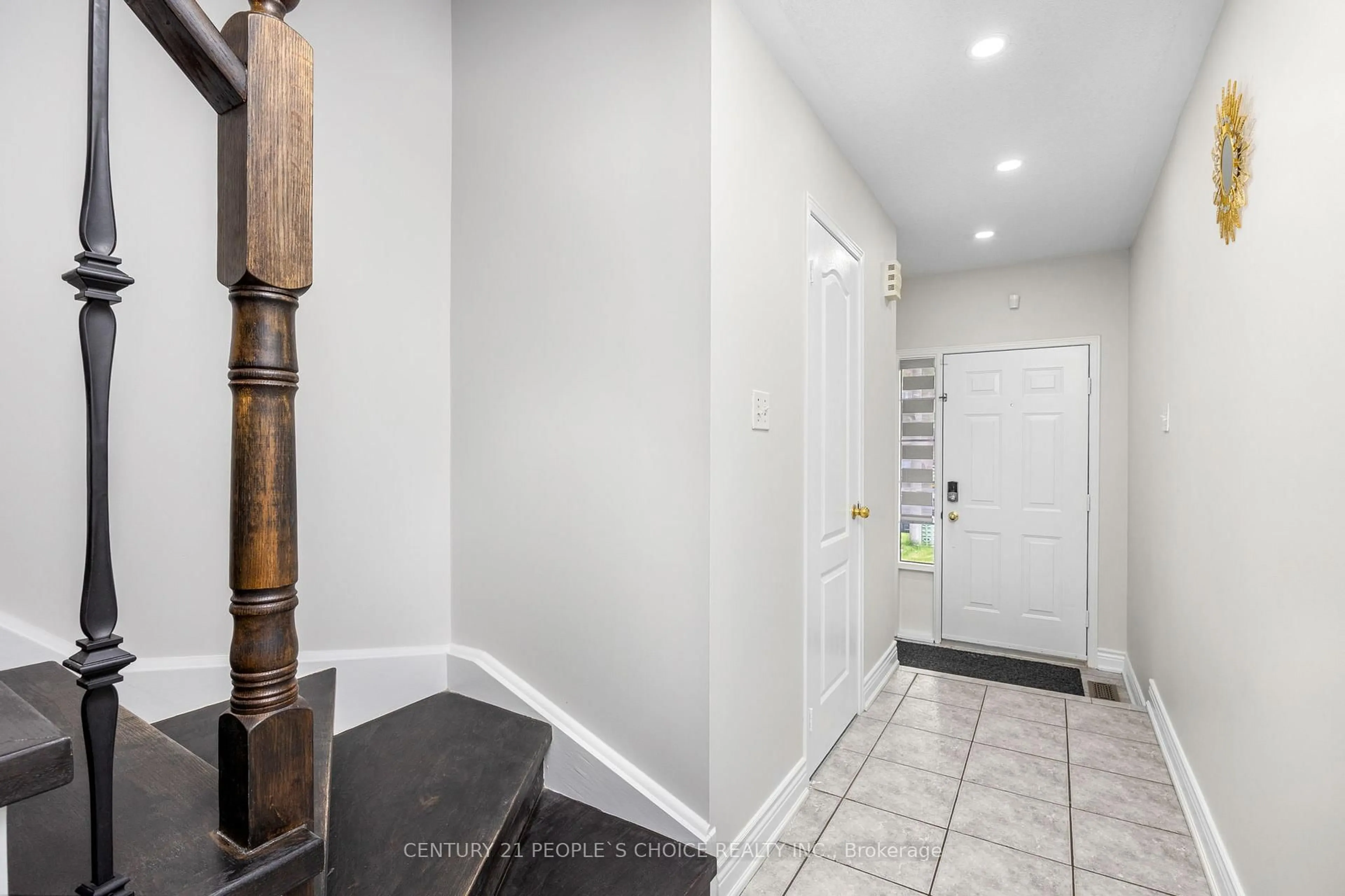 Indoor entryway for 13 Melissa Crt, Brampton Ontario L6X 4X1