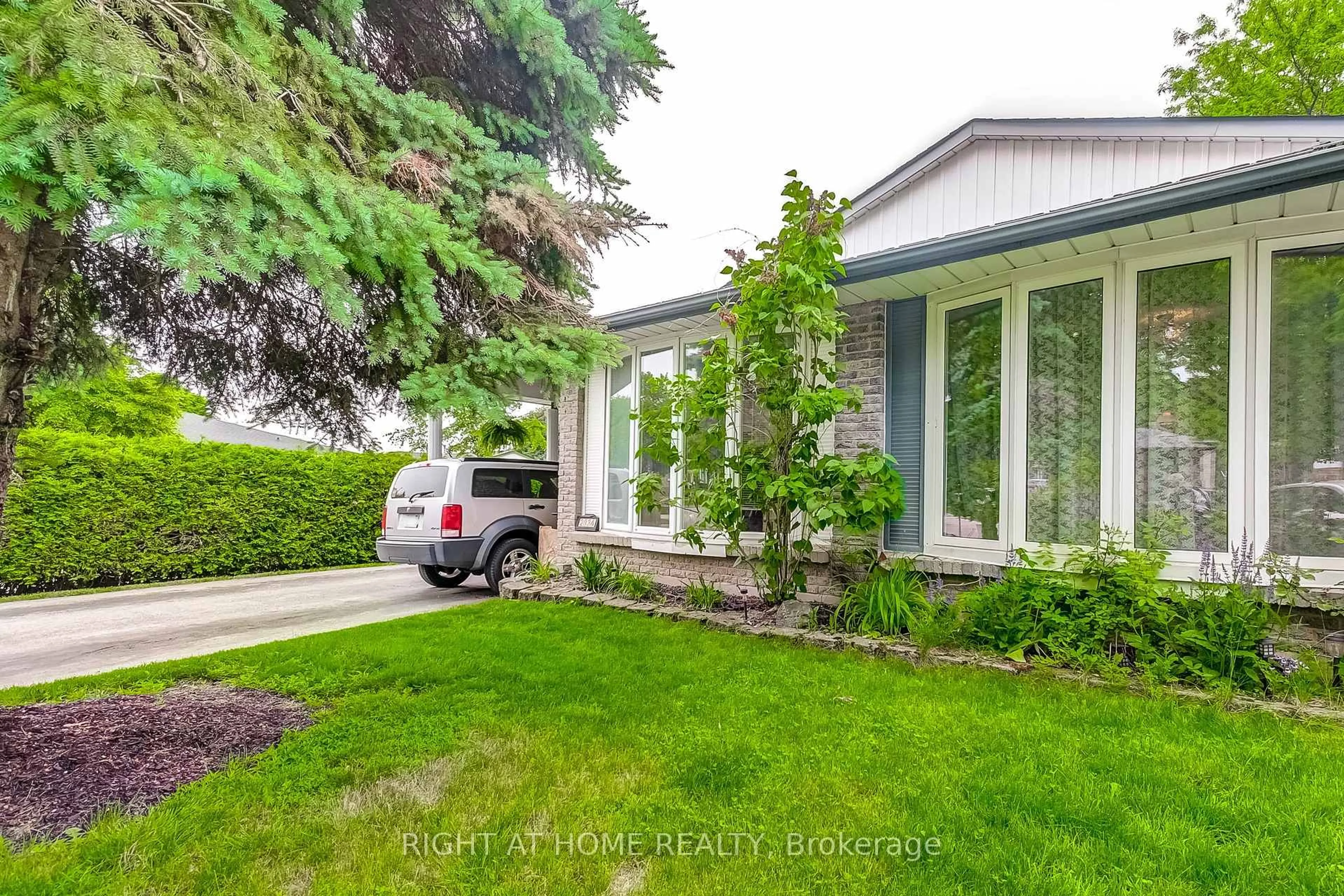 Home with vinyl exterior material, street for 2034 Canning Crt, Burlington Ontario L7P 3S5