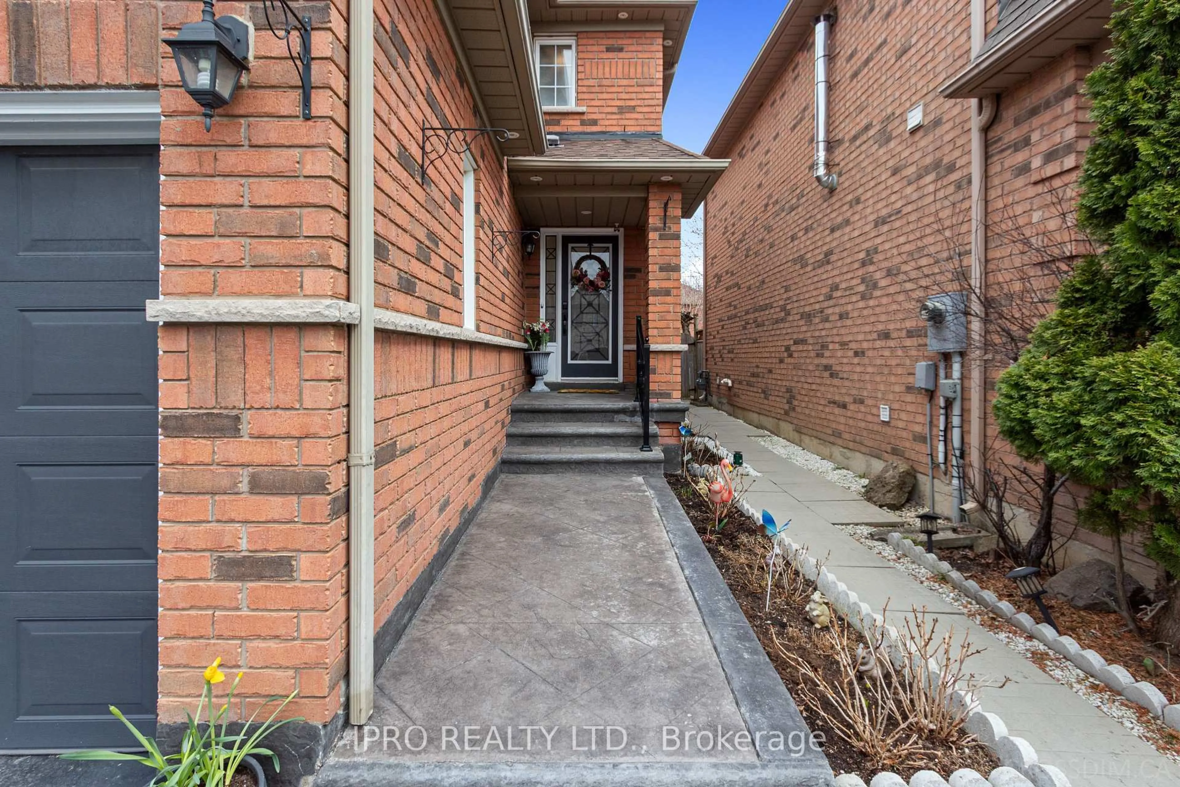Home with brick exterior material, street for 3814 Ridgepoint Way, Mississauga Ontario L5N 7T7