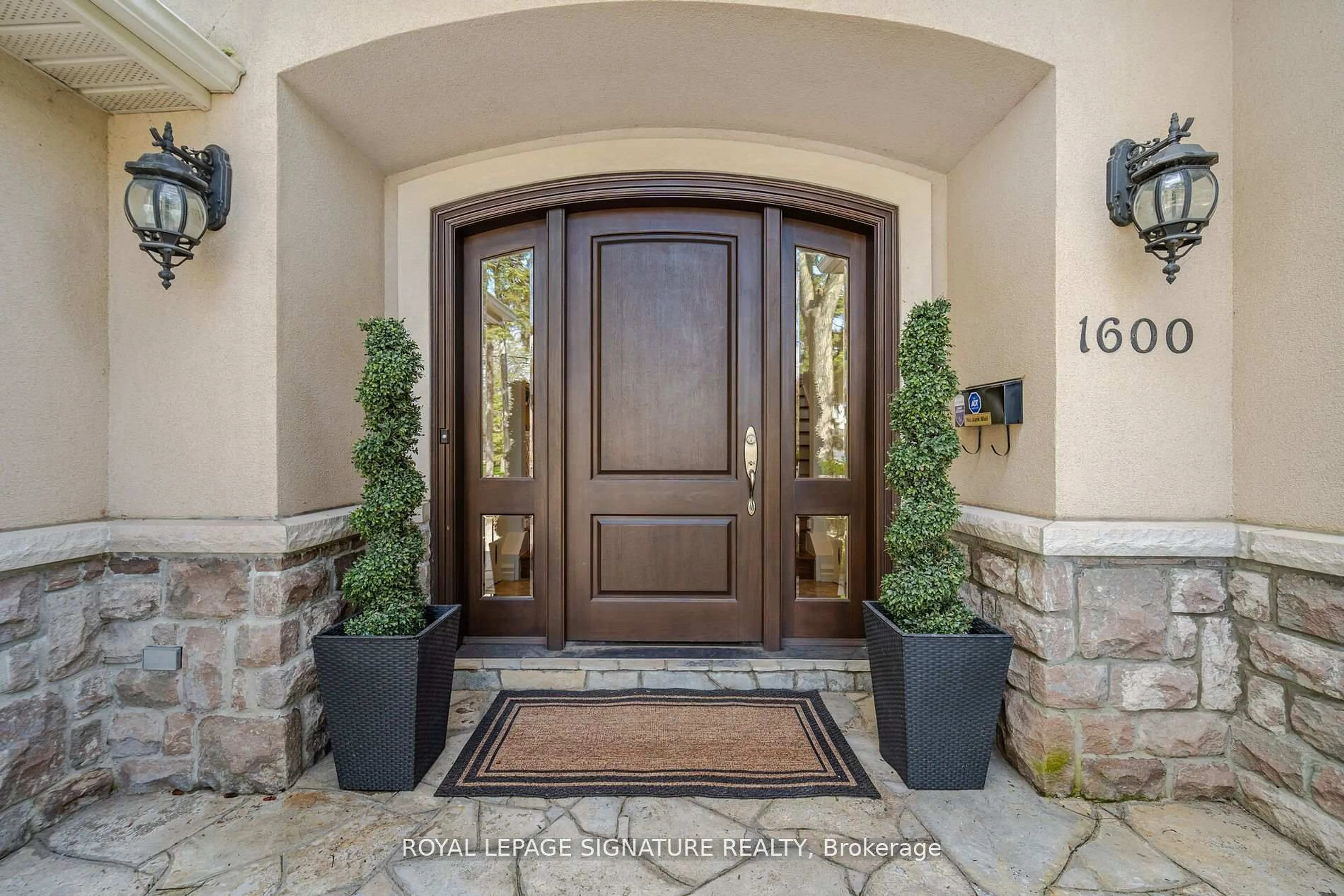 Indoor entryway for 1600 Kenmuir Ave, Mississauga Ontario L5G 4B5