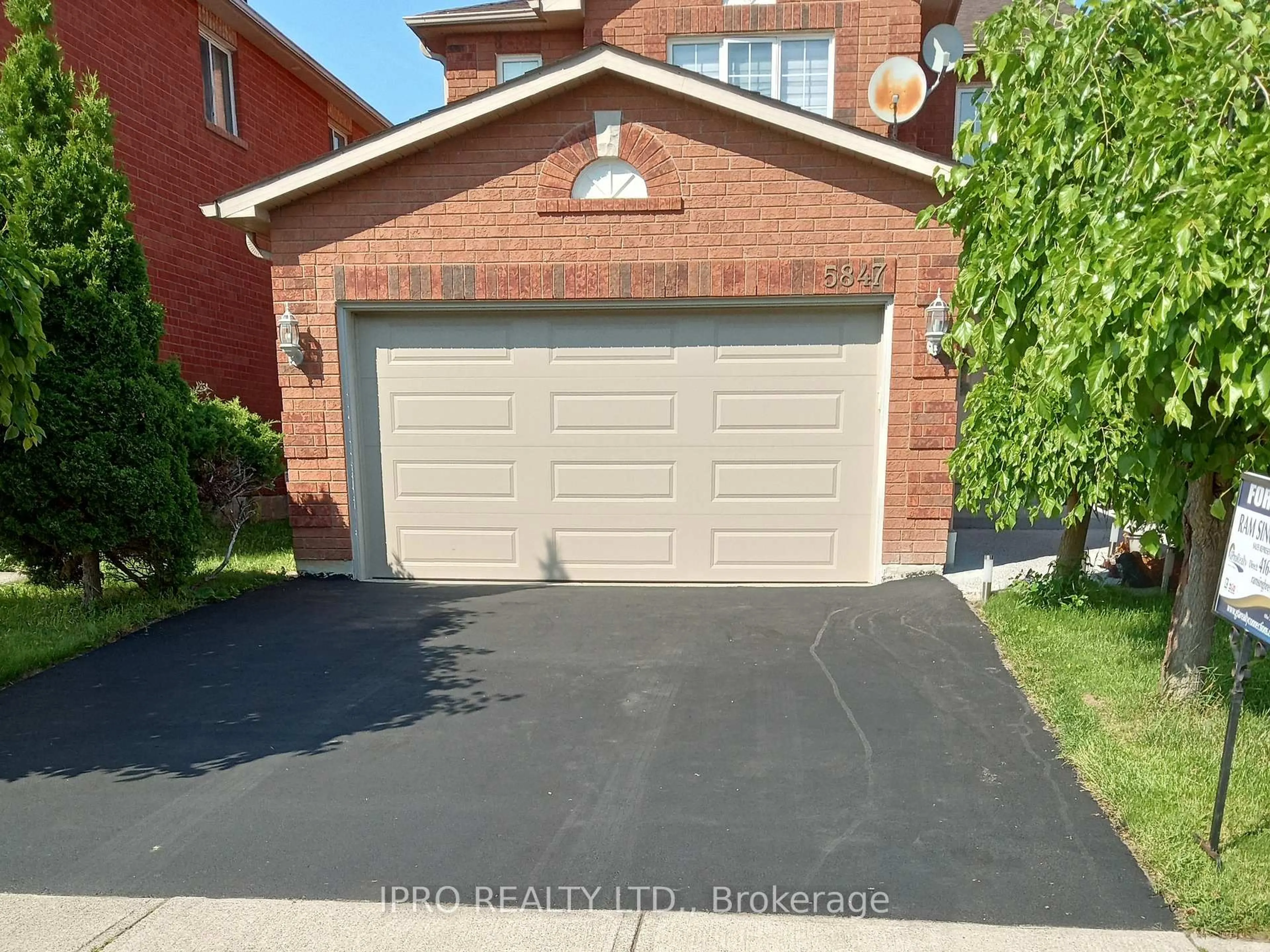 Indoor garage for 5847 Sidmouth St, Mississauga Ontario L5V 2K1