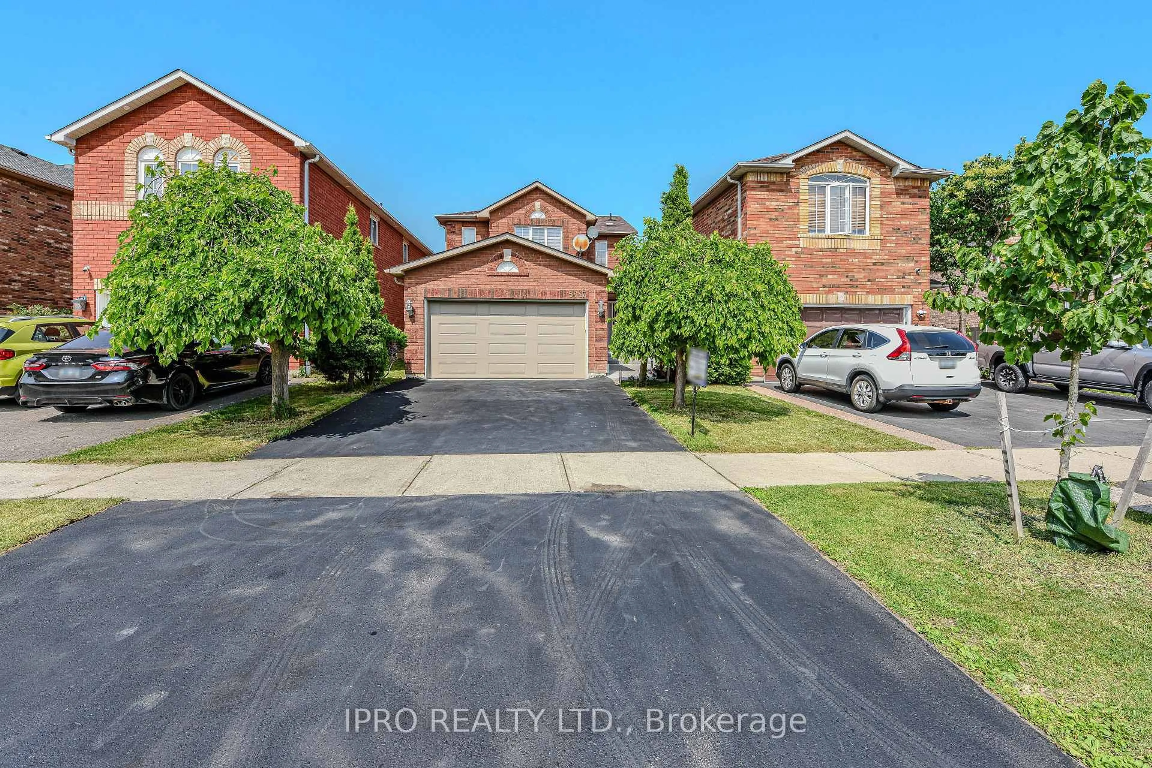 A pic from outside/outdoor area/front of a property/back of a property/a pic from drone, street for 5847 Sidmouth St, Mississauga Ontario L5V 2K1
