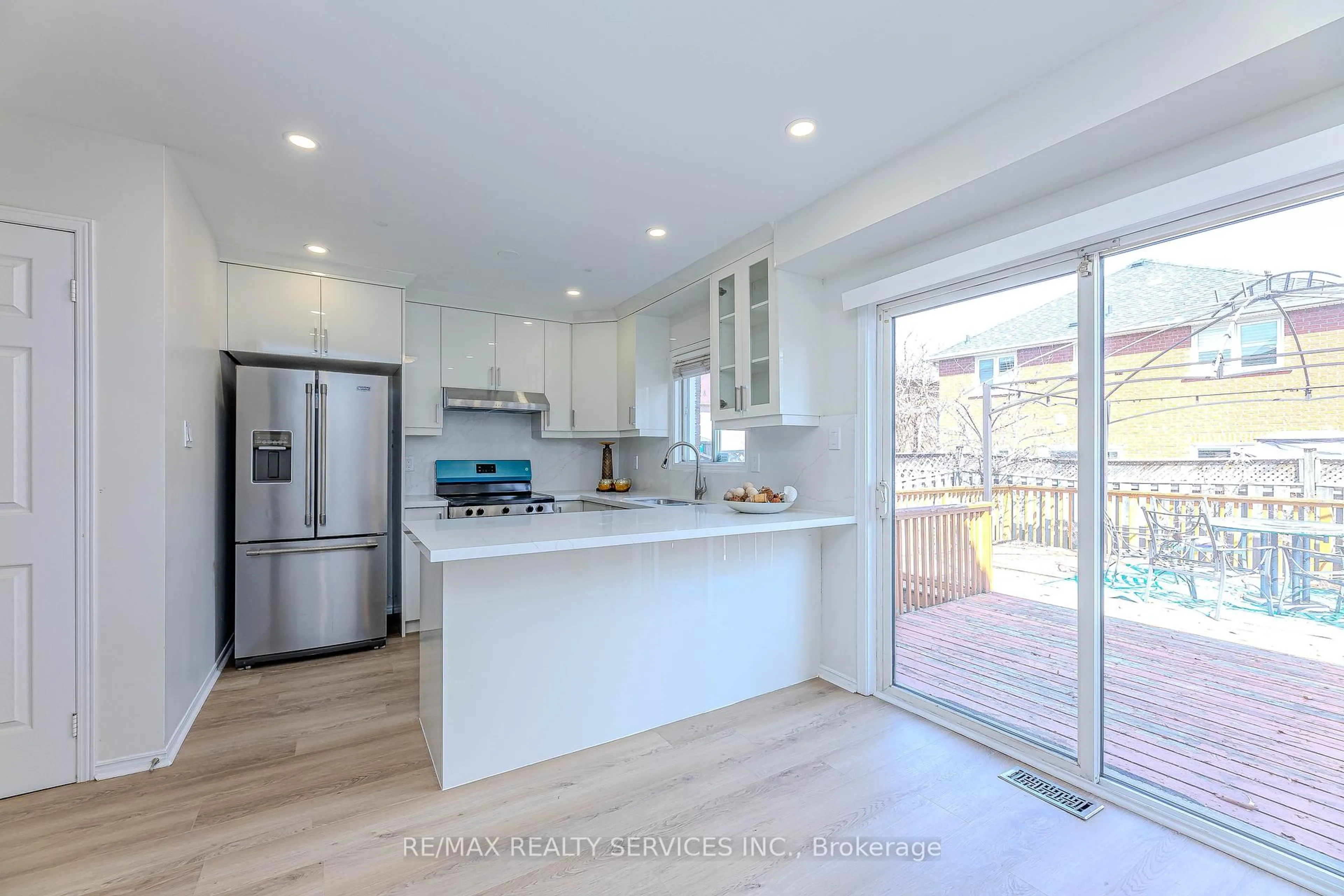 Open concept kitchen, unknown for 98 Lent Cres, Brampton Ontario L6Y 4X7