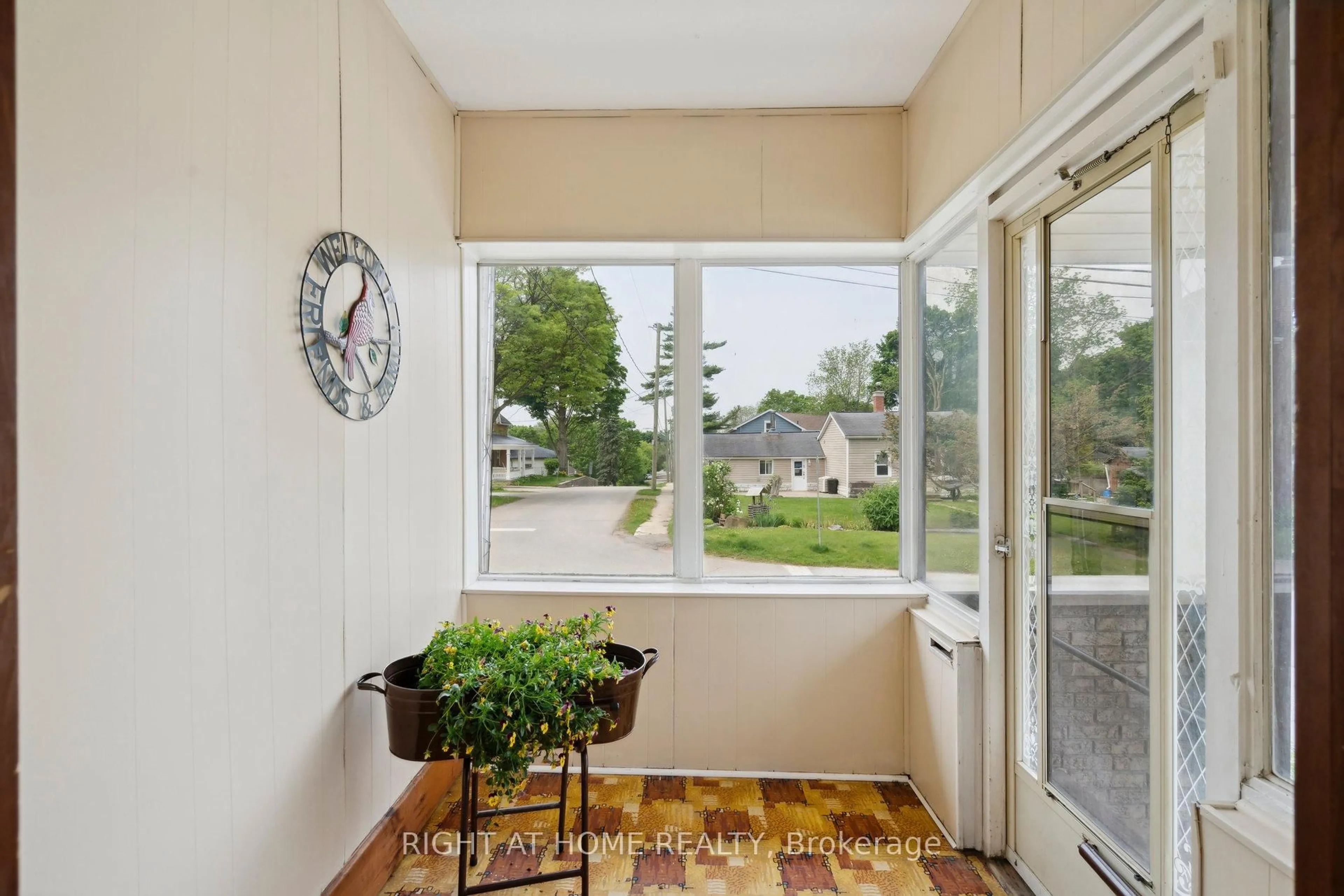 Indoor entryway for 51 Frederick St, Halton Hills Ontario L7J 2B9