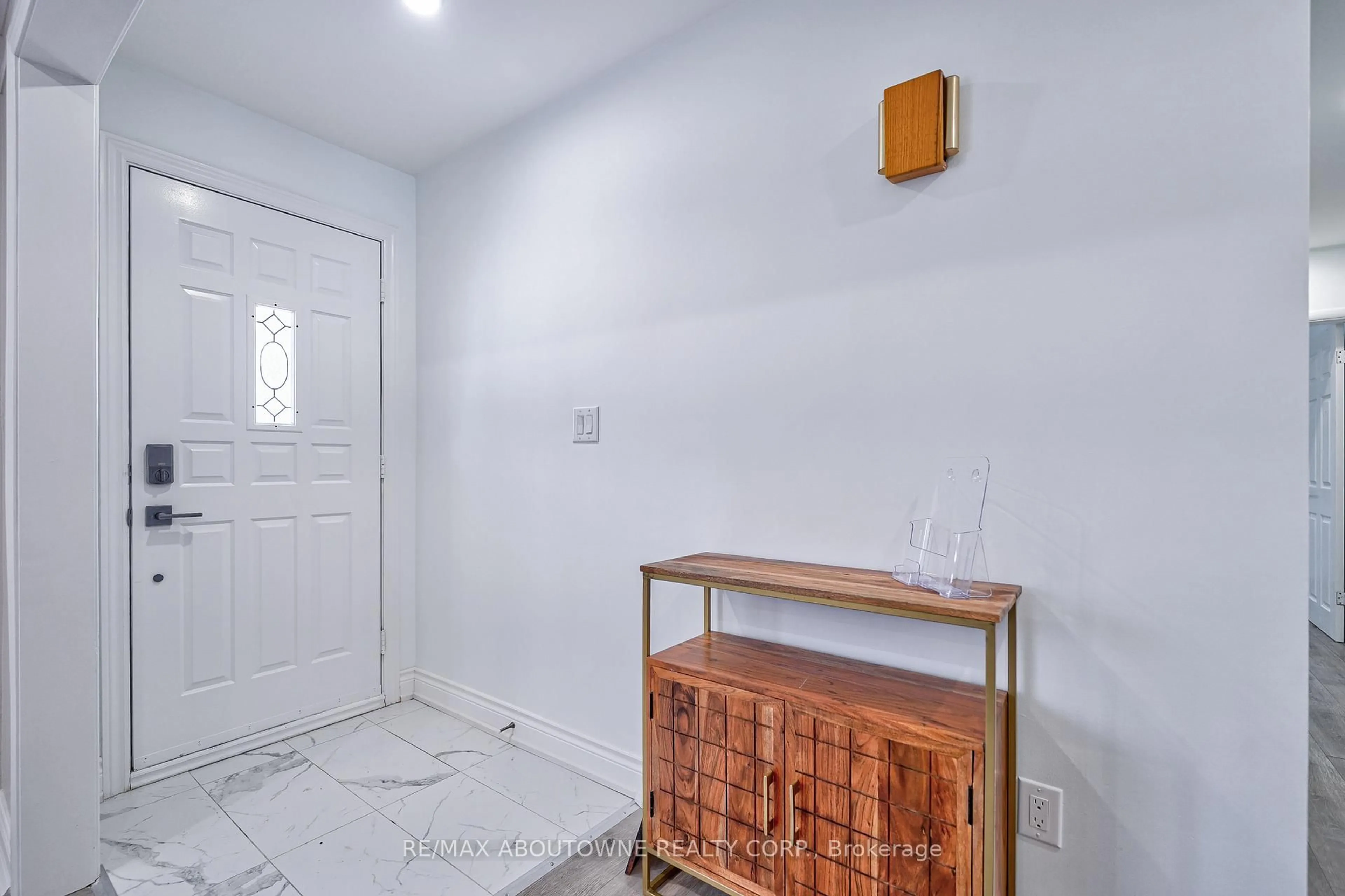 Indoor entryway for 428 Henderson Rd, Burlington Ontario L7L 2P8