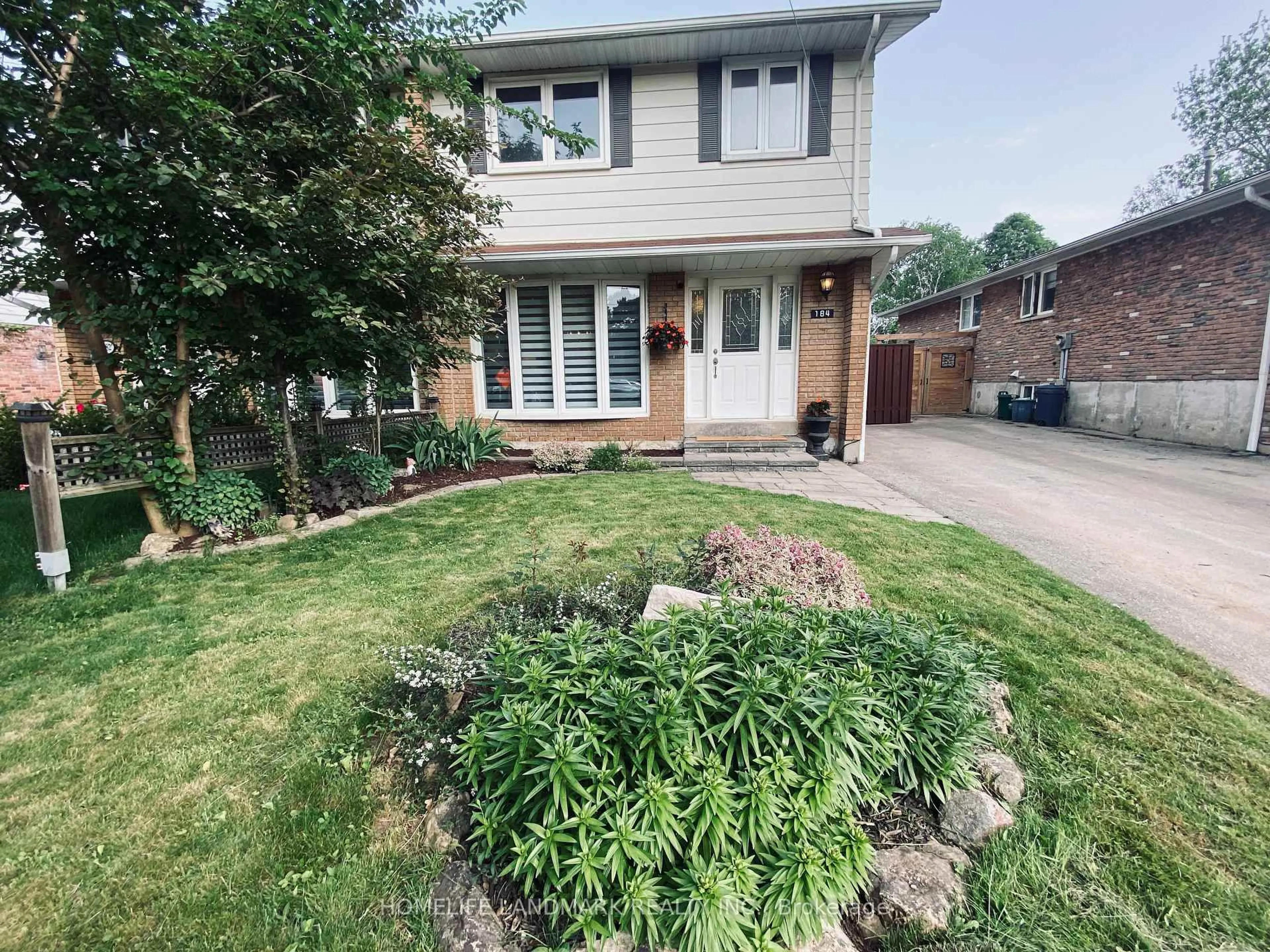 A pic from outside/outdoor area/front of a property/back of a property/a pic from drone, street for 184 Mccraney St, Oakville Ontario L6H 1H7