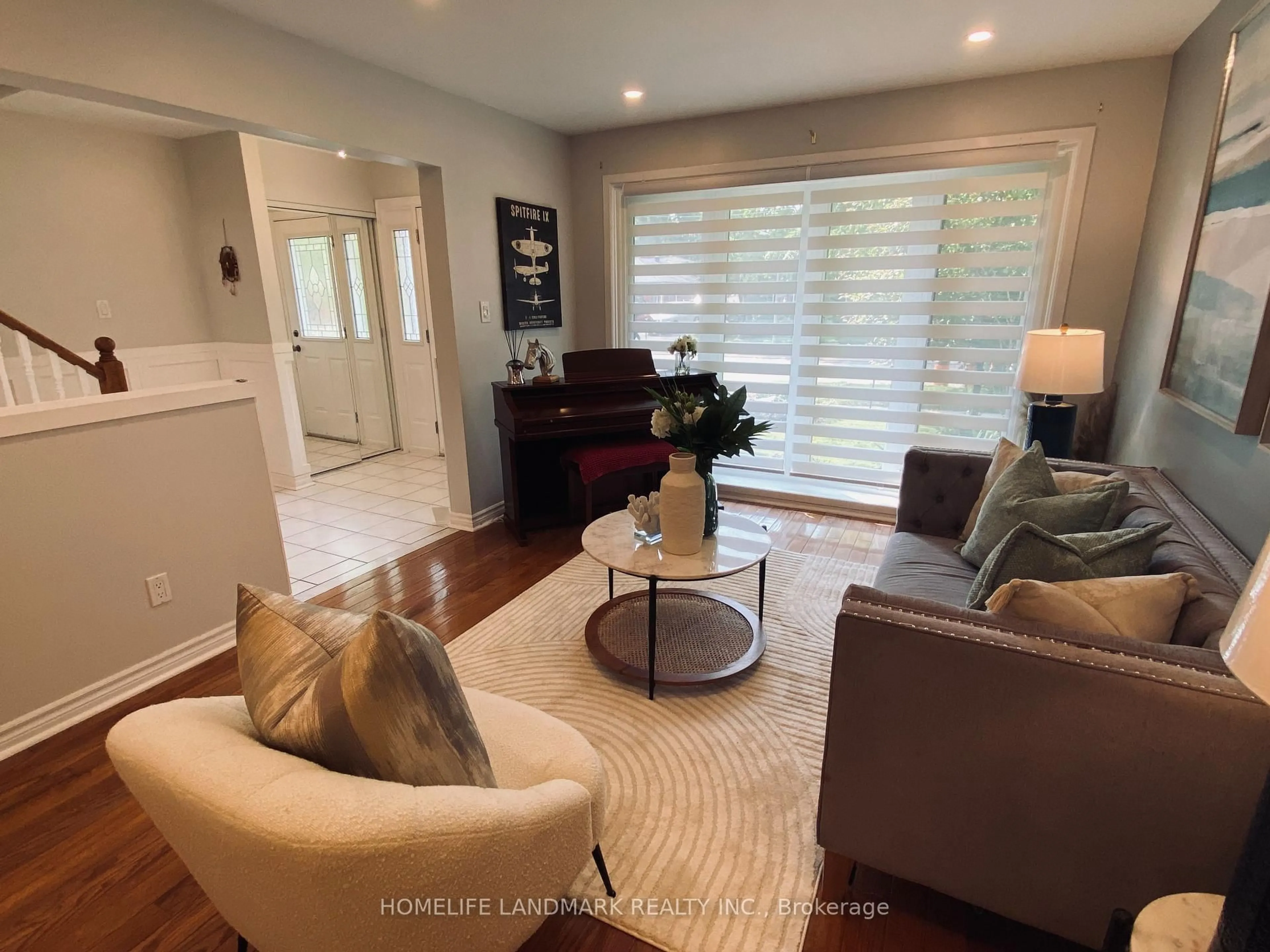 Living room with furniture, unknown for 184 Mccraney St, Oakville Ontario L6H 1H7