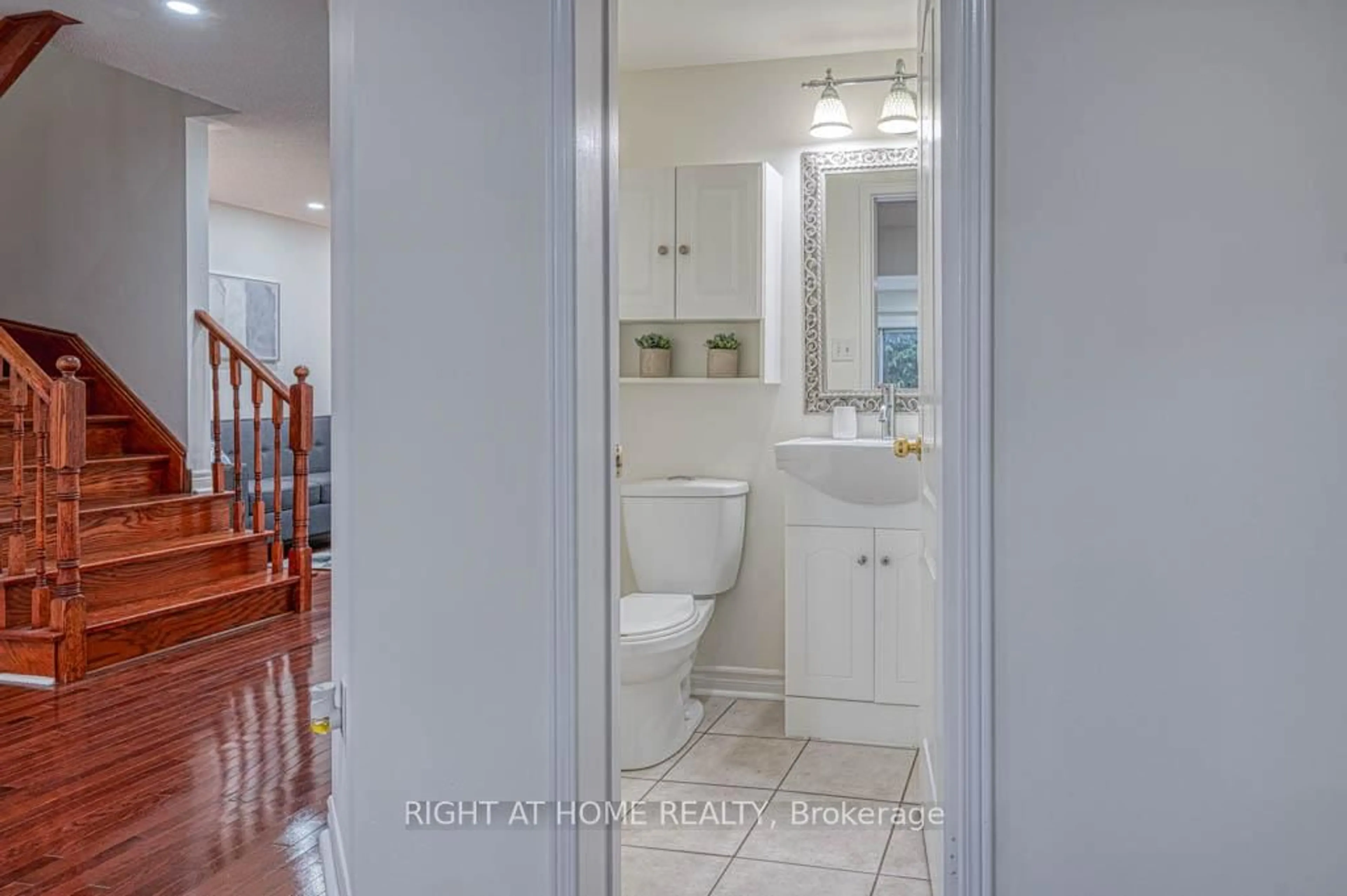 Standard bathroom, ceramic/tile floor for 7 Gabrielle Dr, Brampton Ontario L7A 2A3