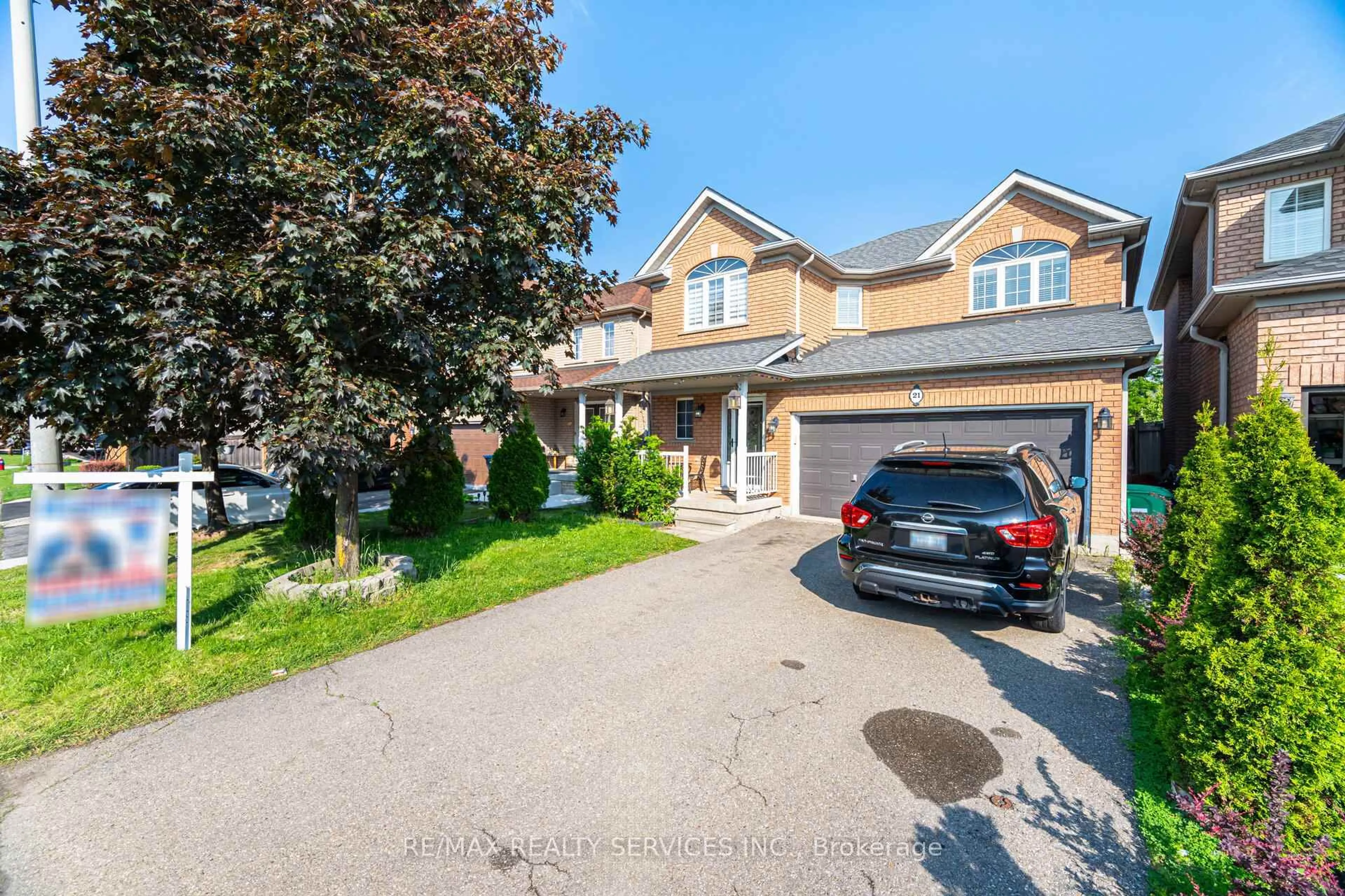 A pic from outside/outdoor area/front of a property/back of a property/a pic from drone, street for 21 Queen Mary Dr, Brampton Ontario L7A 1X7