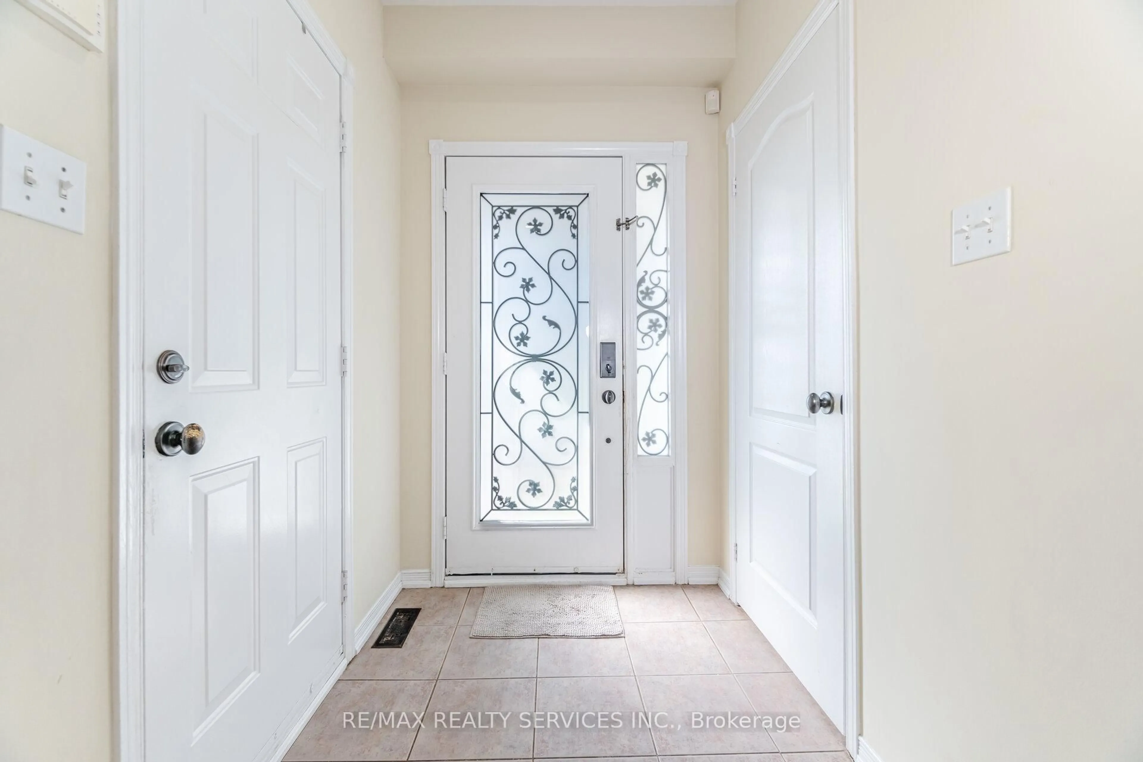 Indoor entryway for 21 Queen Mary Dr, Brampton Ontario L7A 1X7