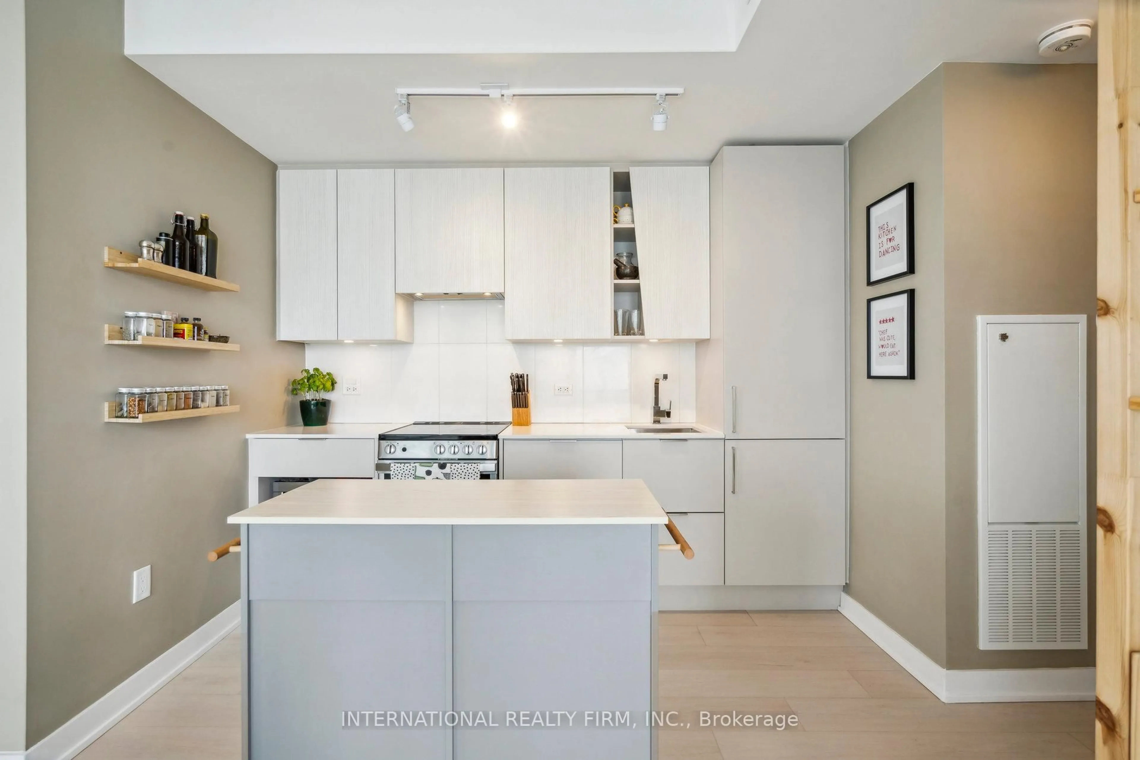 Contemporary kitchen, unknown for 3900 Confederation Pkwy #4004, Mississauga Ontario L5B 0M3
