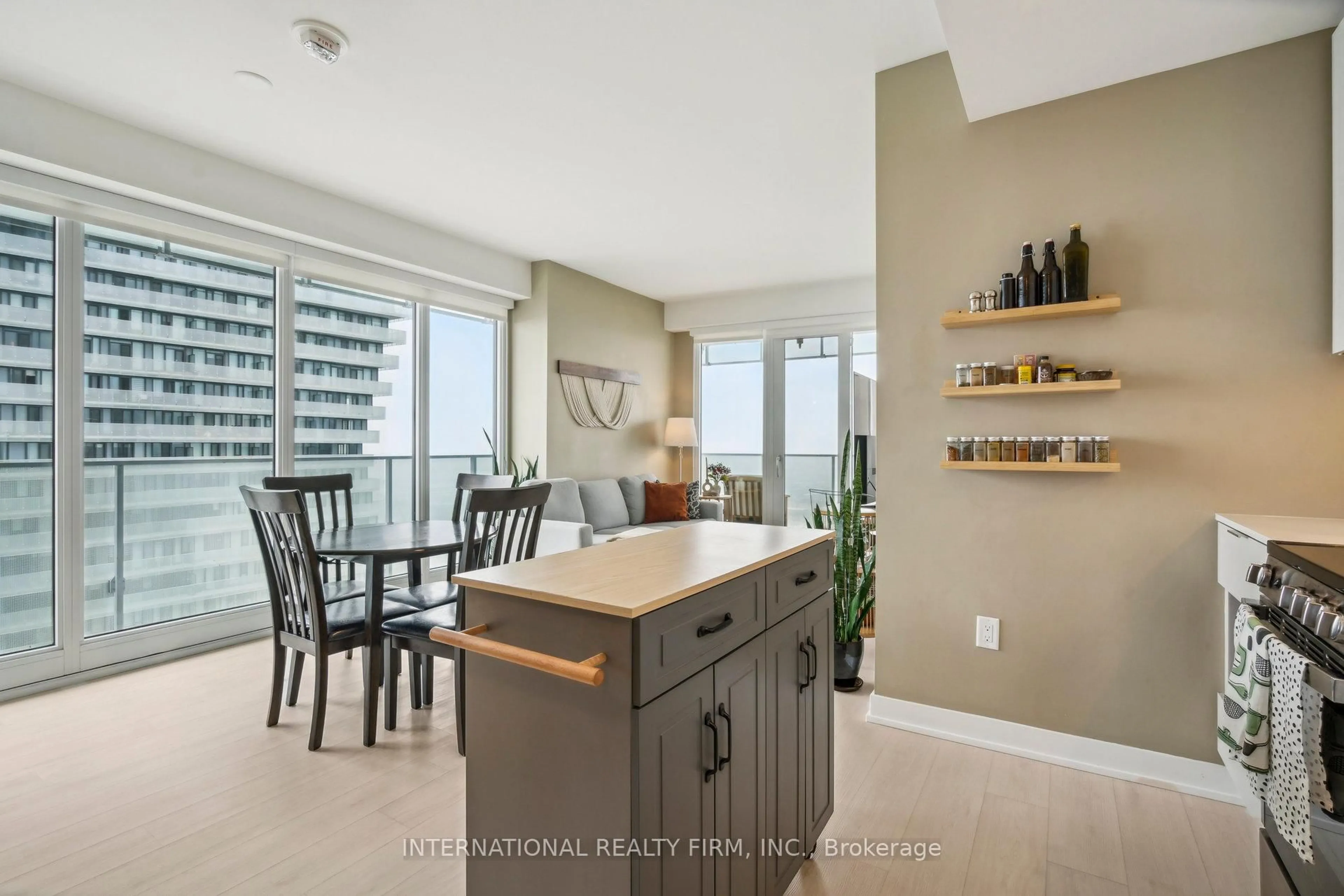 Open concept kitchen, unknown for 3900 Confederation Pkwy #4004, Mississauga Ontario L5B 0M3