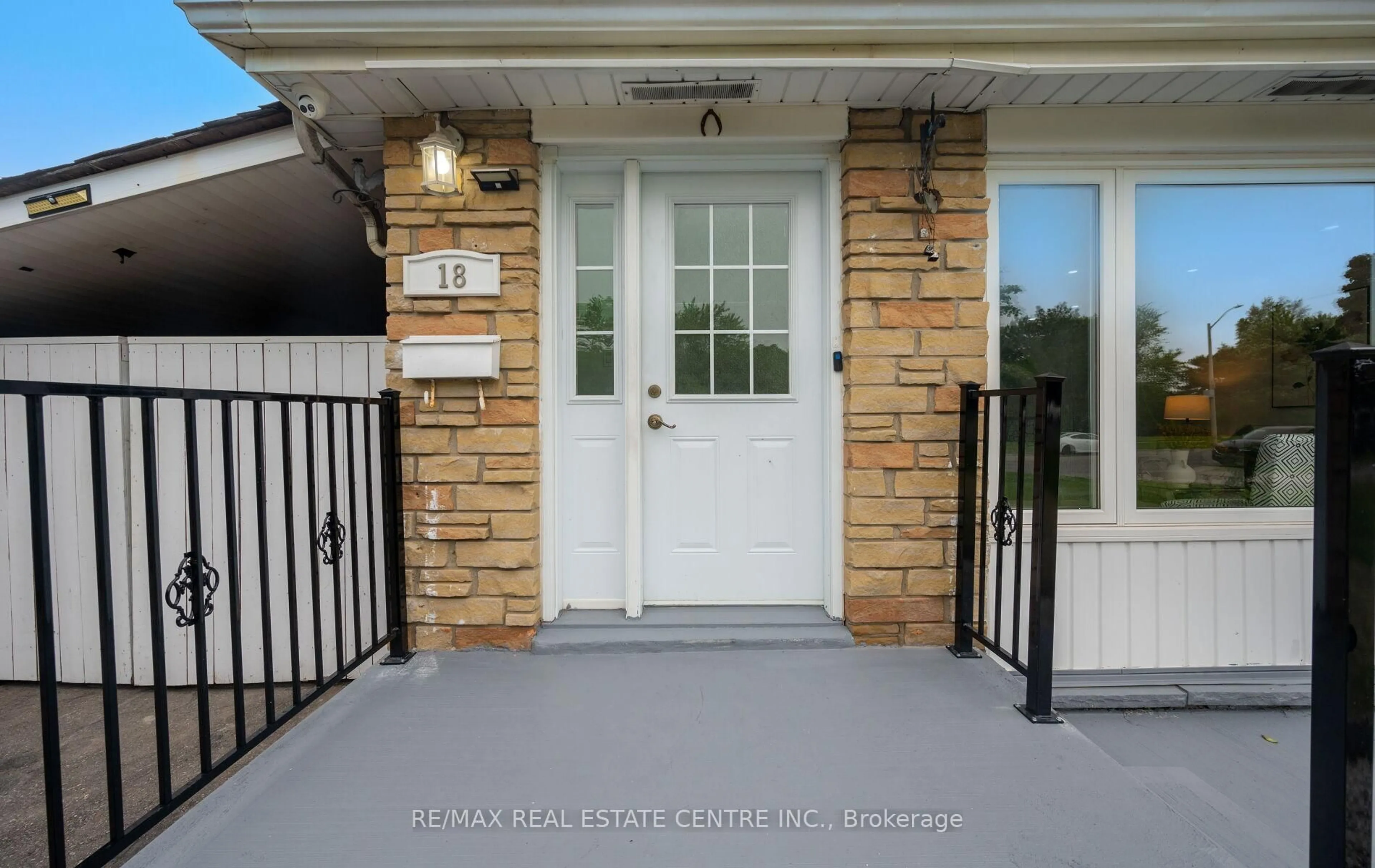 Indoor entryway for 18 Dearbourne Blvd, Brampton Ontario L6T 1J6
