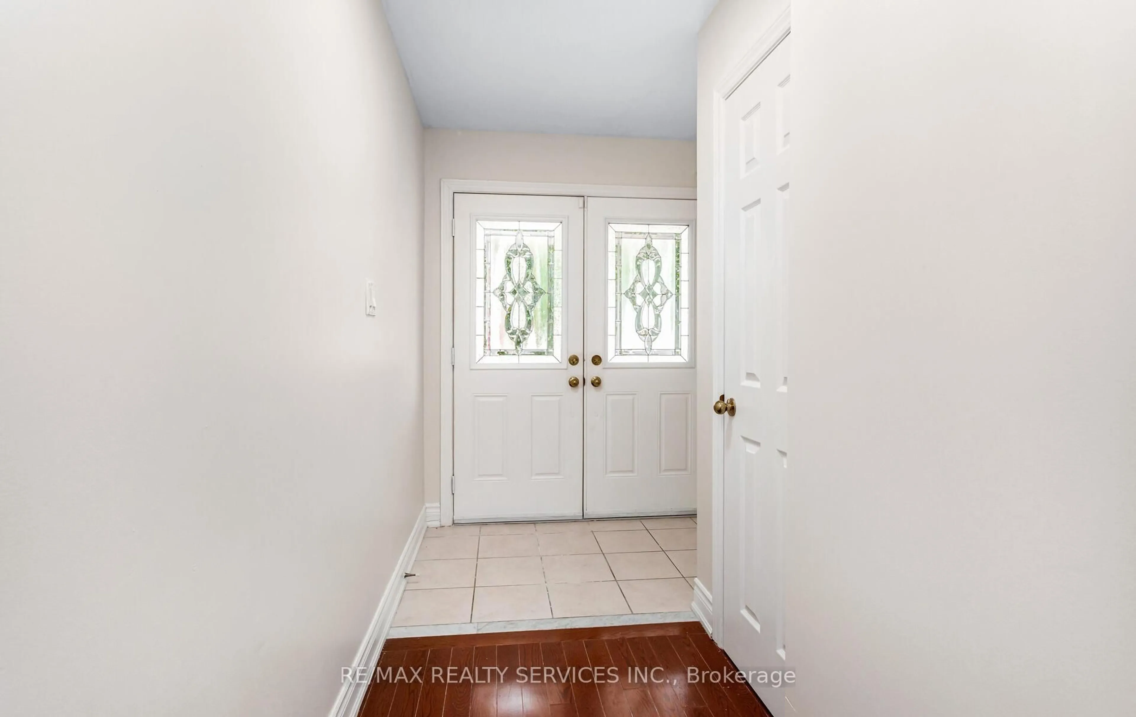 Indoor entryway for 592 Orange Walk Cres, Mississauga Ontario L5R 0A3