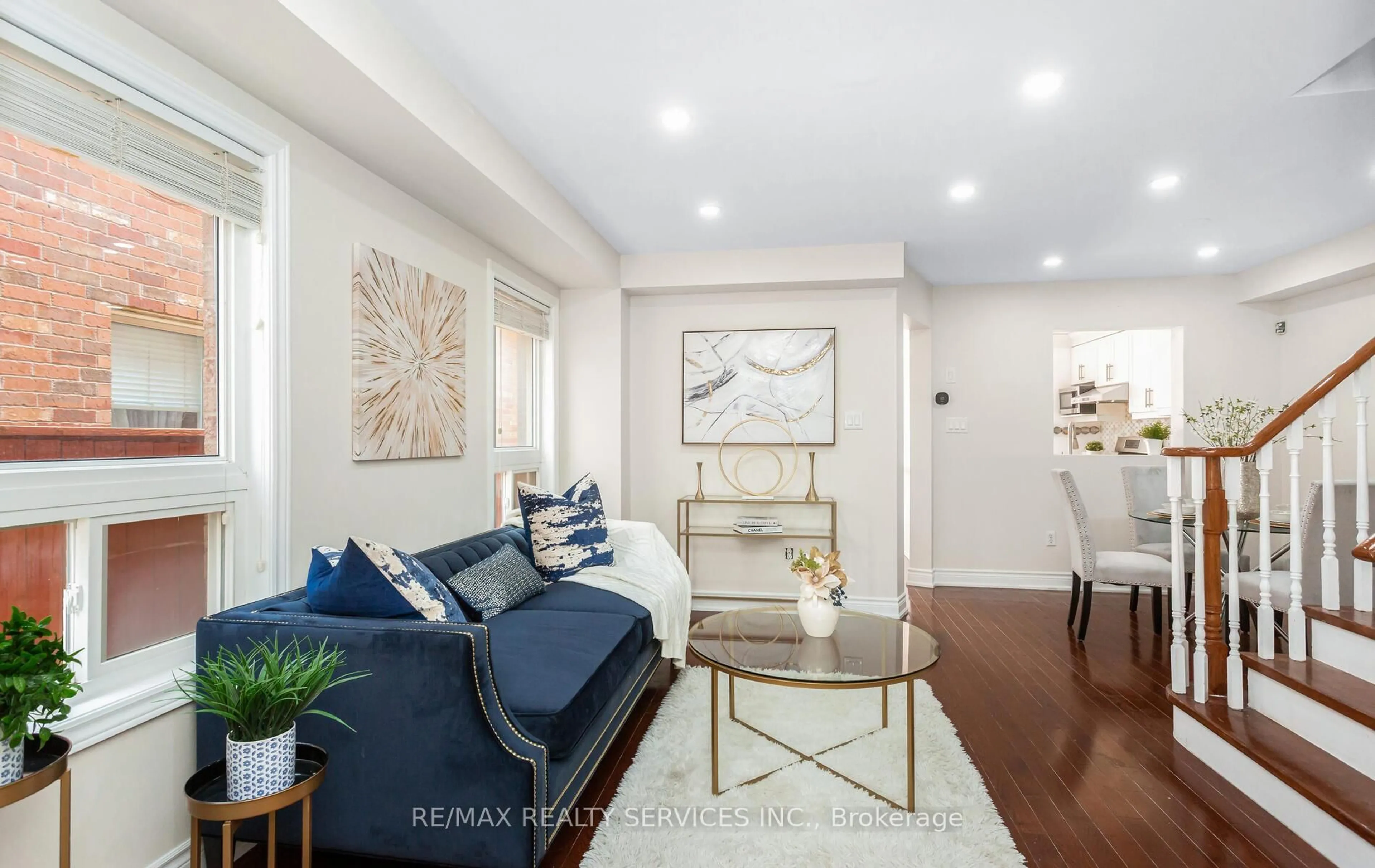 Living room with furniture, unknown for 592 Orange Walk Cres, Mississauga Ontario L5R 0A3