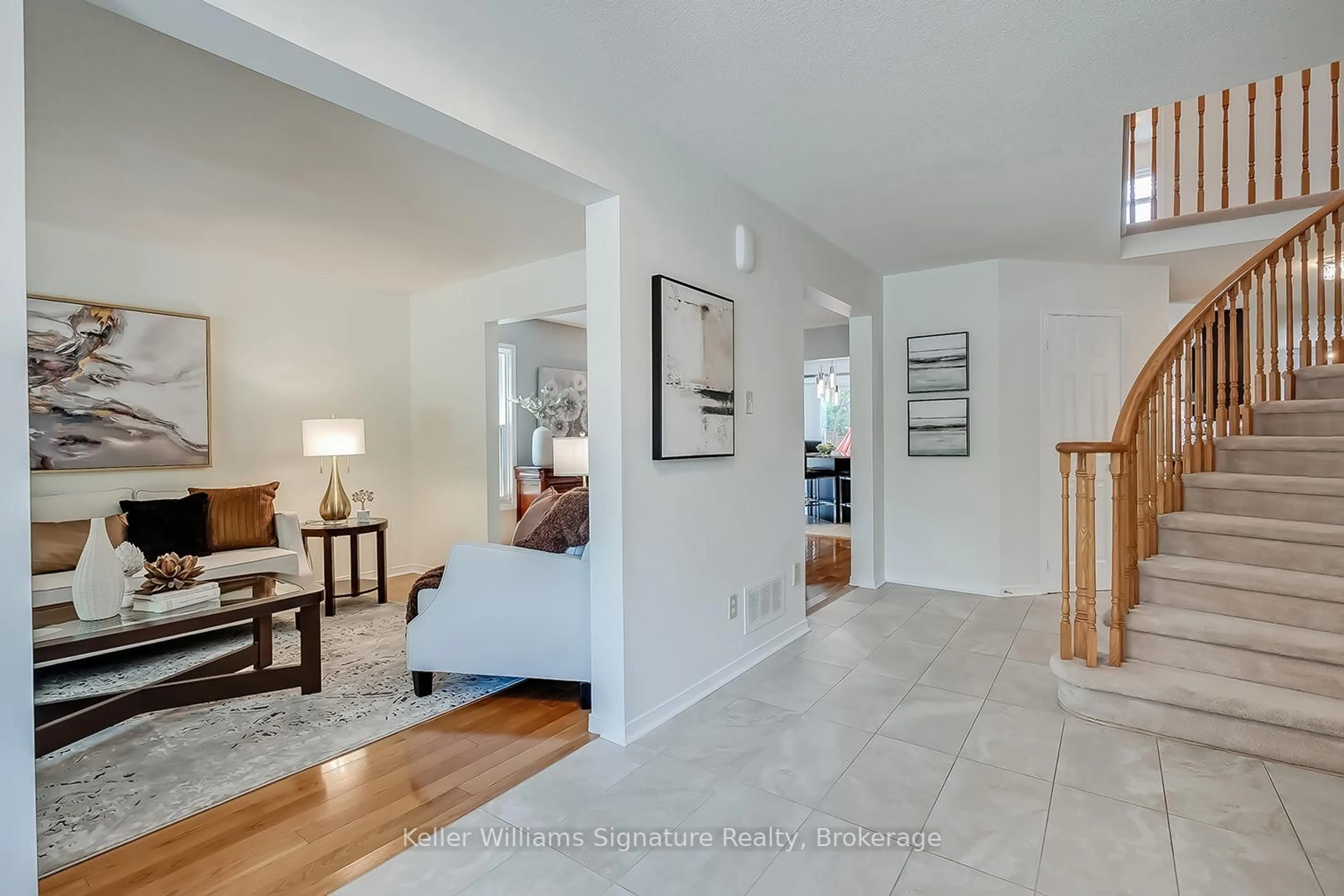 Indoor entryway for 3037 Headon Forest Dr, Burlington Ontario L7M 3Y5