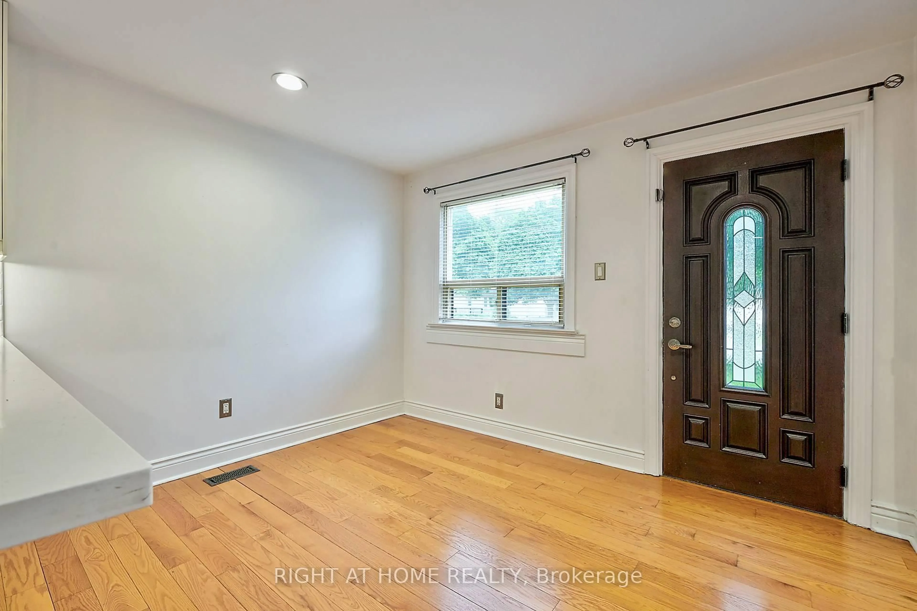 Indoor entryway for 90 Woodward Ave, Brampton Ontario L6V 1K6