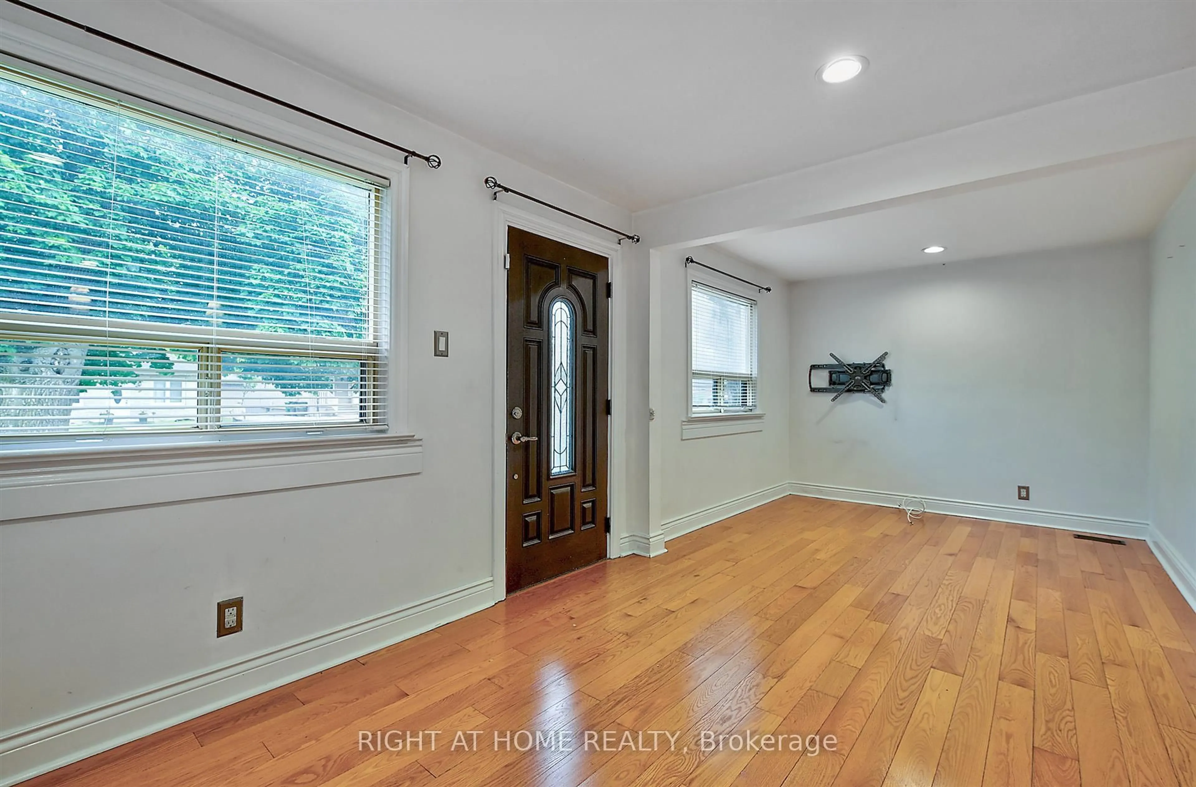 Indoor entryway for 90 Woodward Ave, Brampton Ontario L6V 1K6