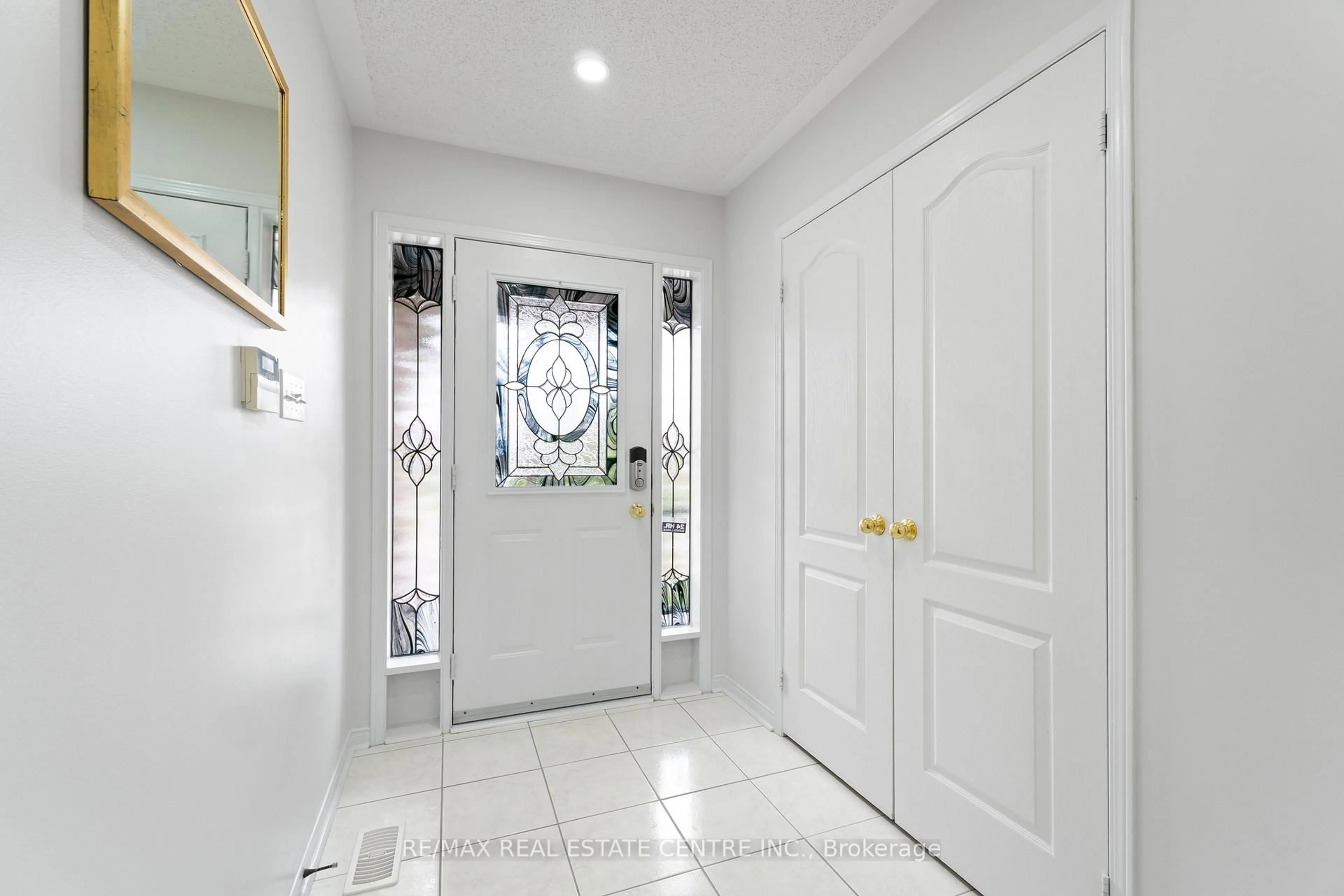 Indoor entryway for 154 Sunny Meadow Blvd, Brampton Ontario L6R 2Z2