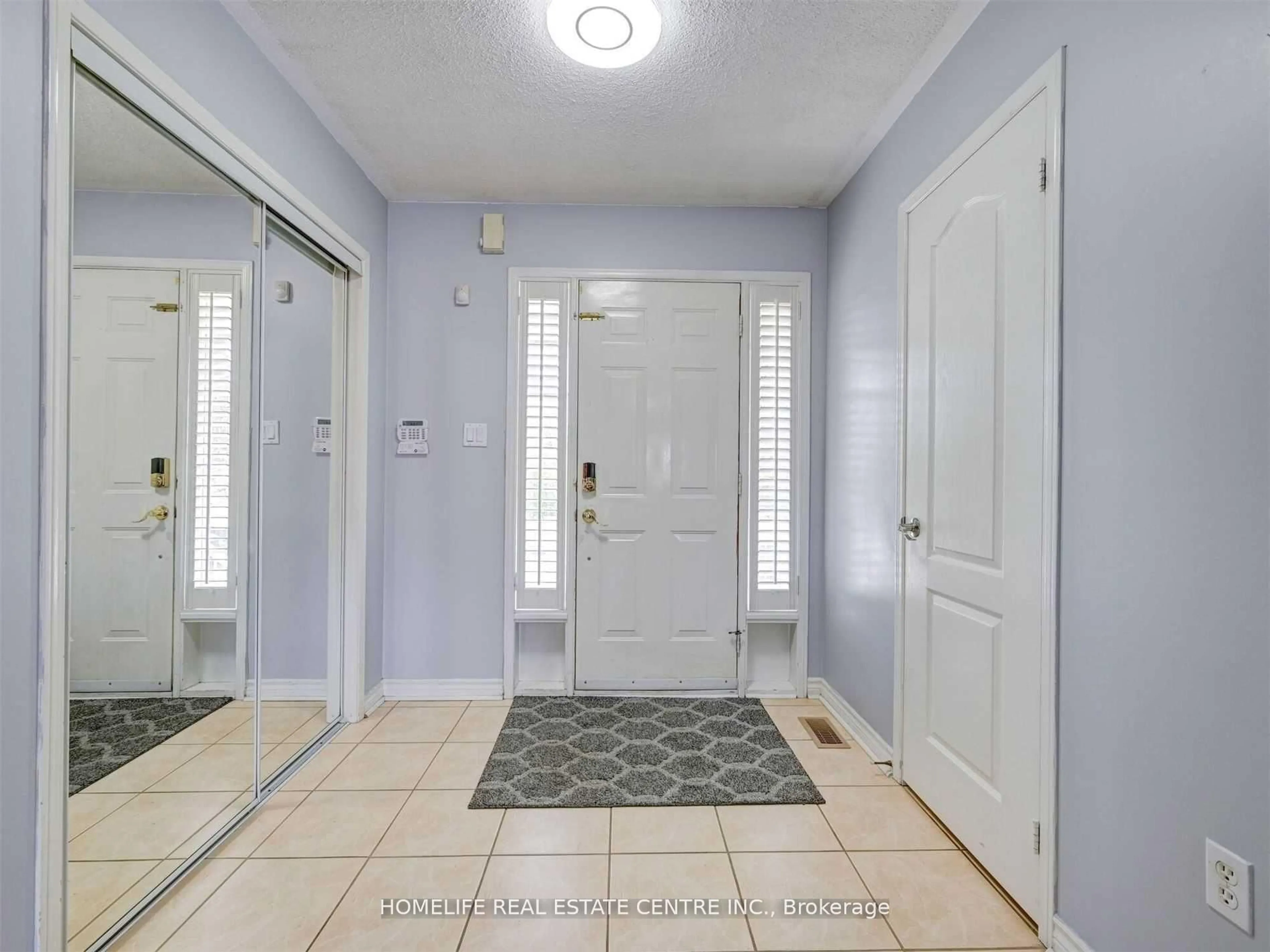 Indoor entryway for 77 Beavervalley Dr, Brampton Ontario L7A 3R3