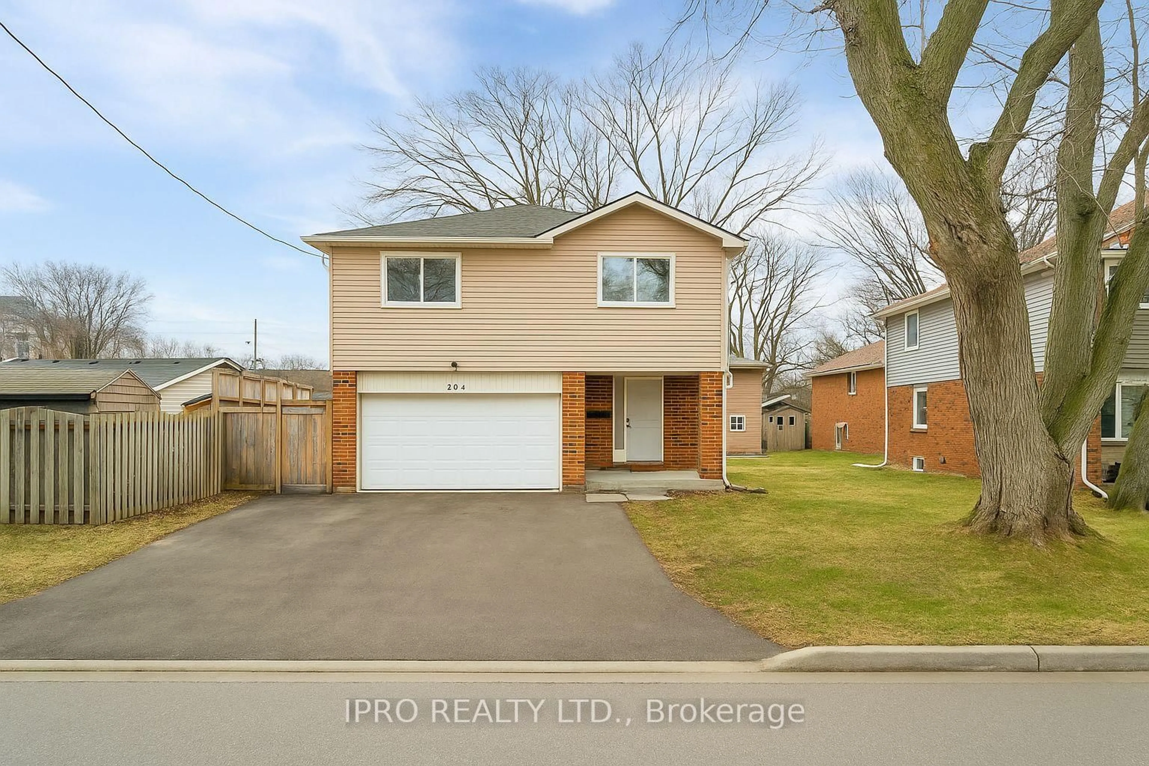 Home with brick exterior material, street for 512 Mary St, Burlington Ontario L7T 2V3