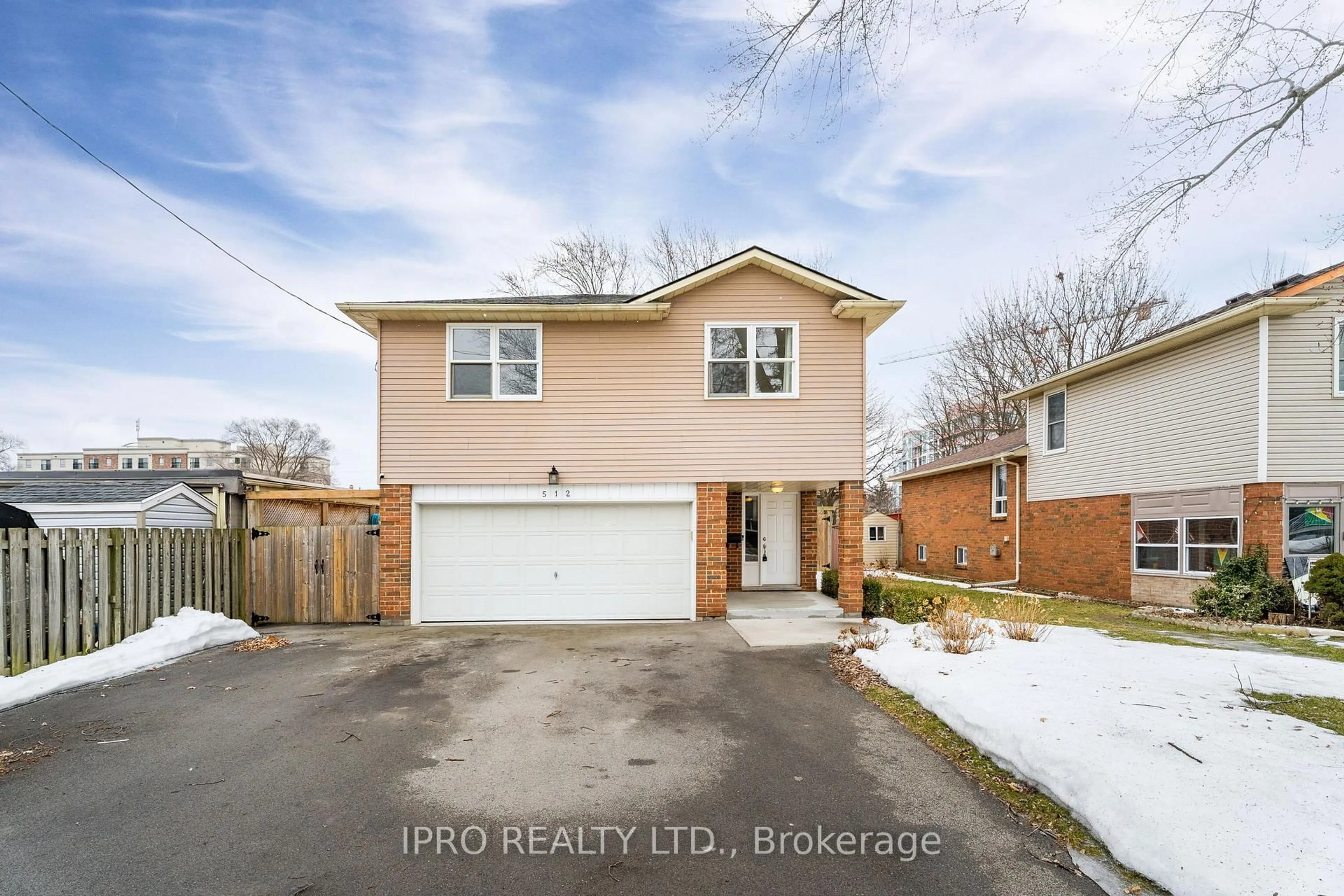 A pic from outside/outdoor area/front of a property/back of a property/a pic from drone, street for 512 Mary St, Burlington Ontario L7T 2V3