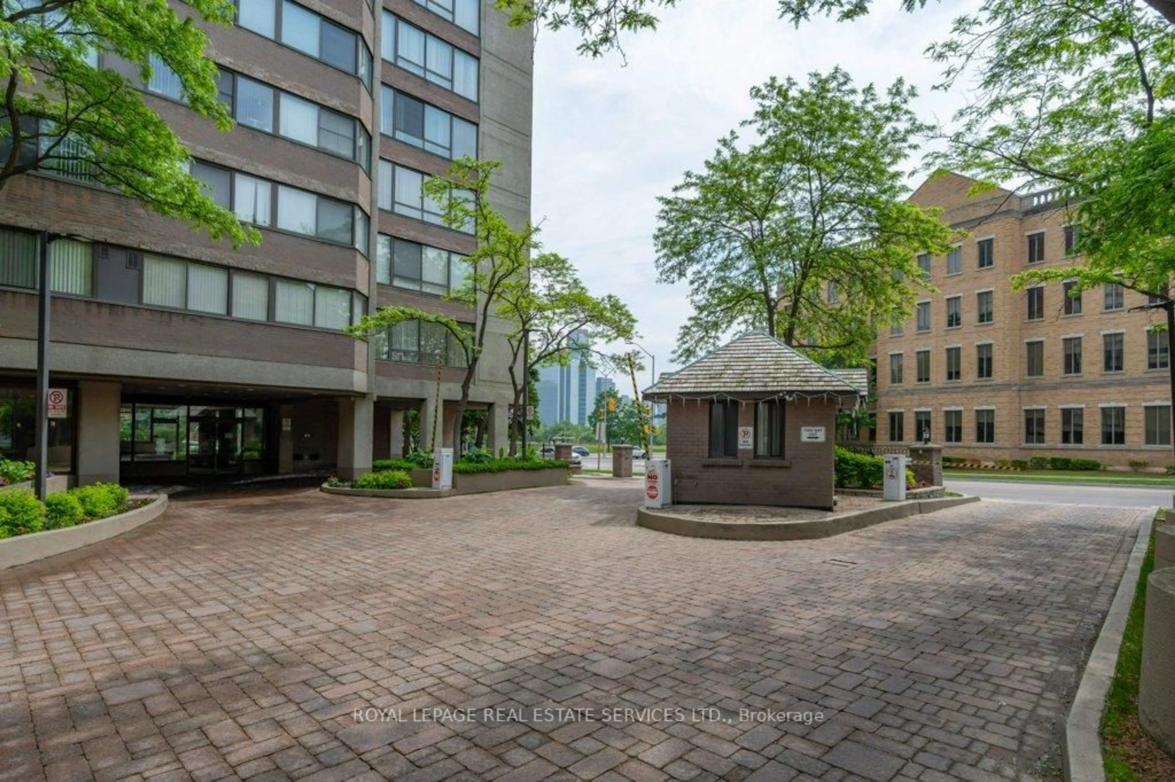 Patio, street for 4235 Sherwoodtowne Blvd #705, Mississauga Ontario L4Z 1W3