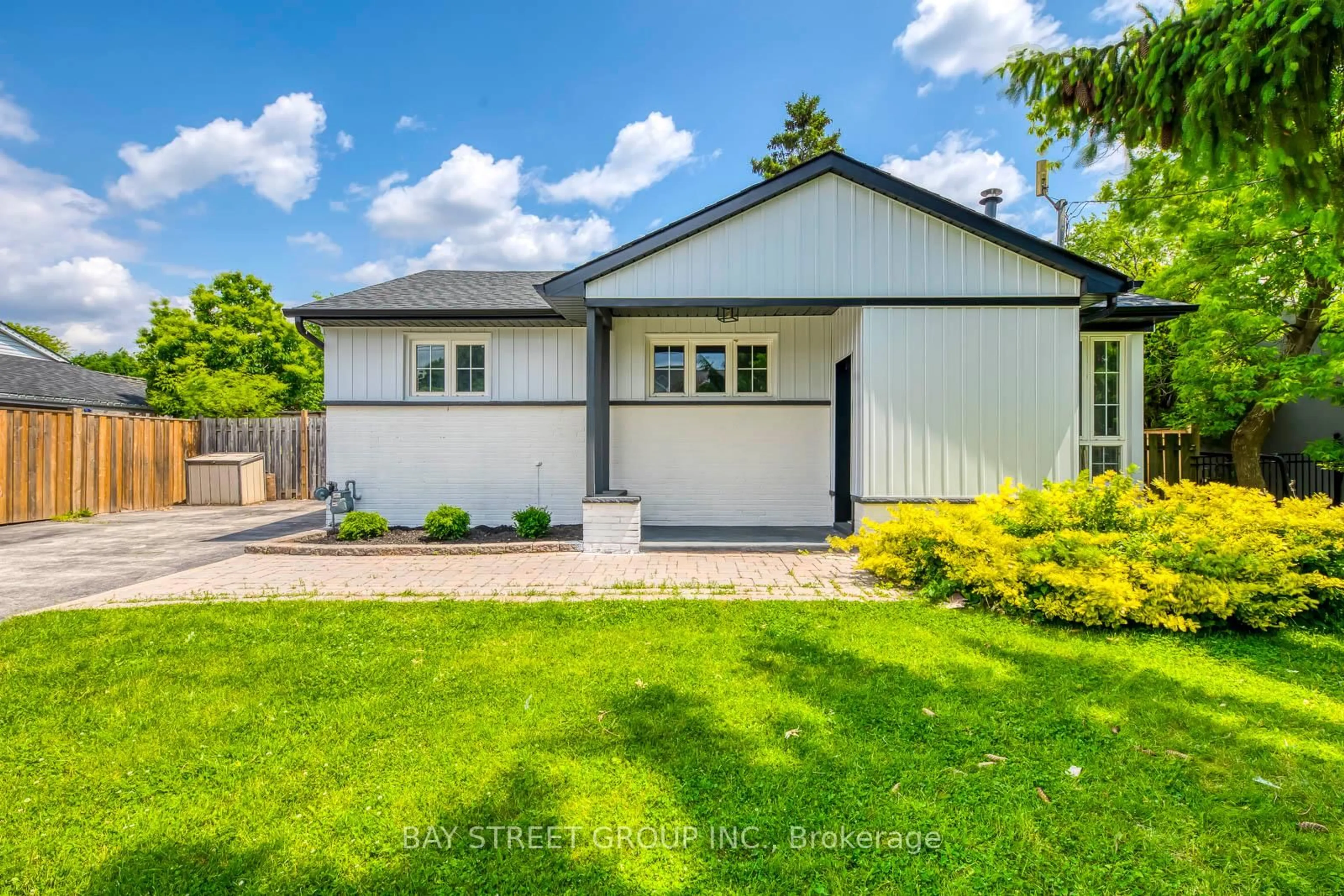 A pic from outside/outdoor area/front of a property/back of a property/a pic from drone, street for 445 Samford Pl, Oakville Ontario L6L 4E7
