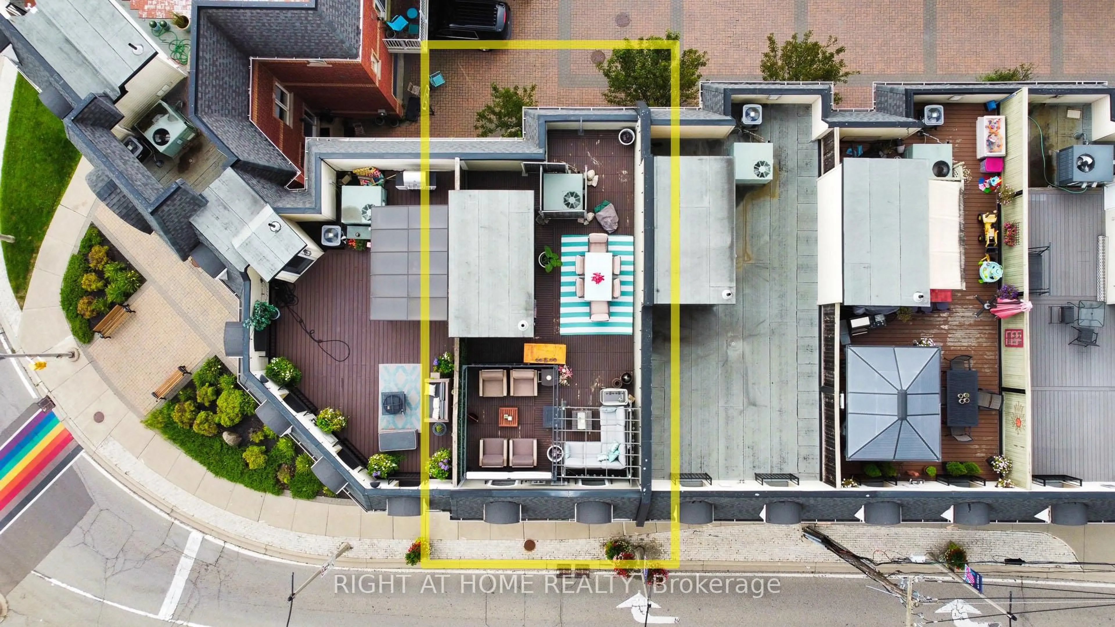 A pic from outside/outdoor area/front of a property/back of a property/a pic from drone, street for 120 BRONTE Rd #10, Oakville Ontario L6L 3C1