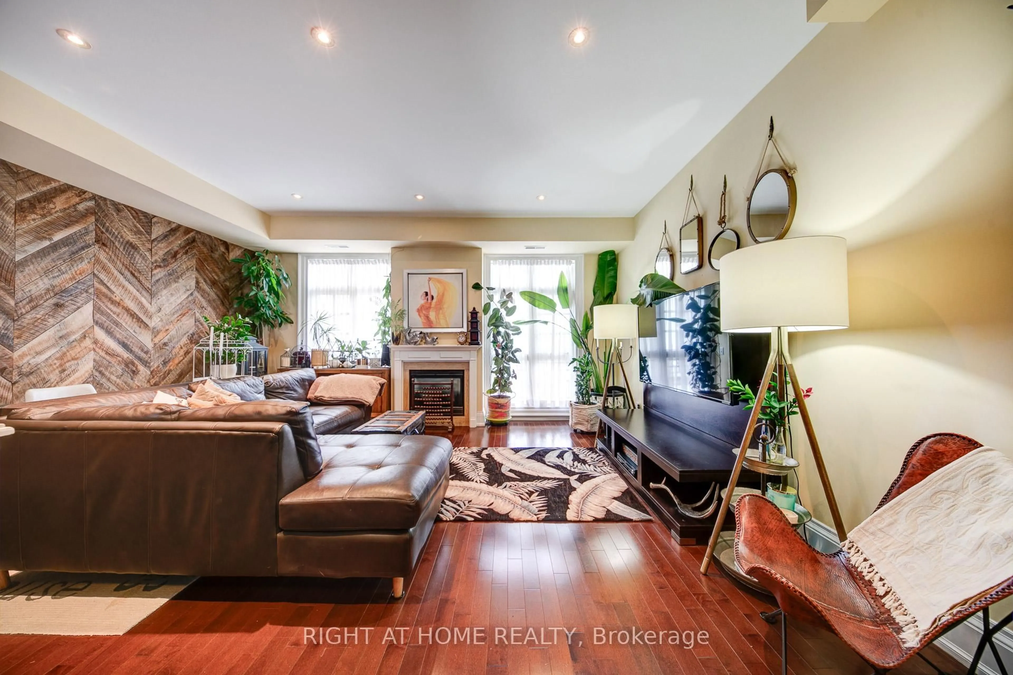 Living room with furniture, unknown for 120 BRONTE Rd #10, Oakville Ontario L6L 3C1