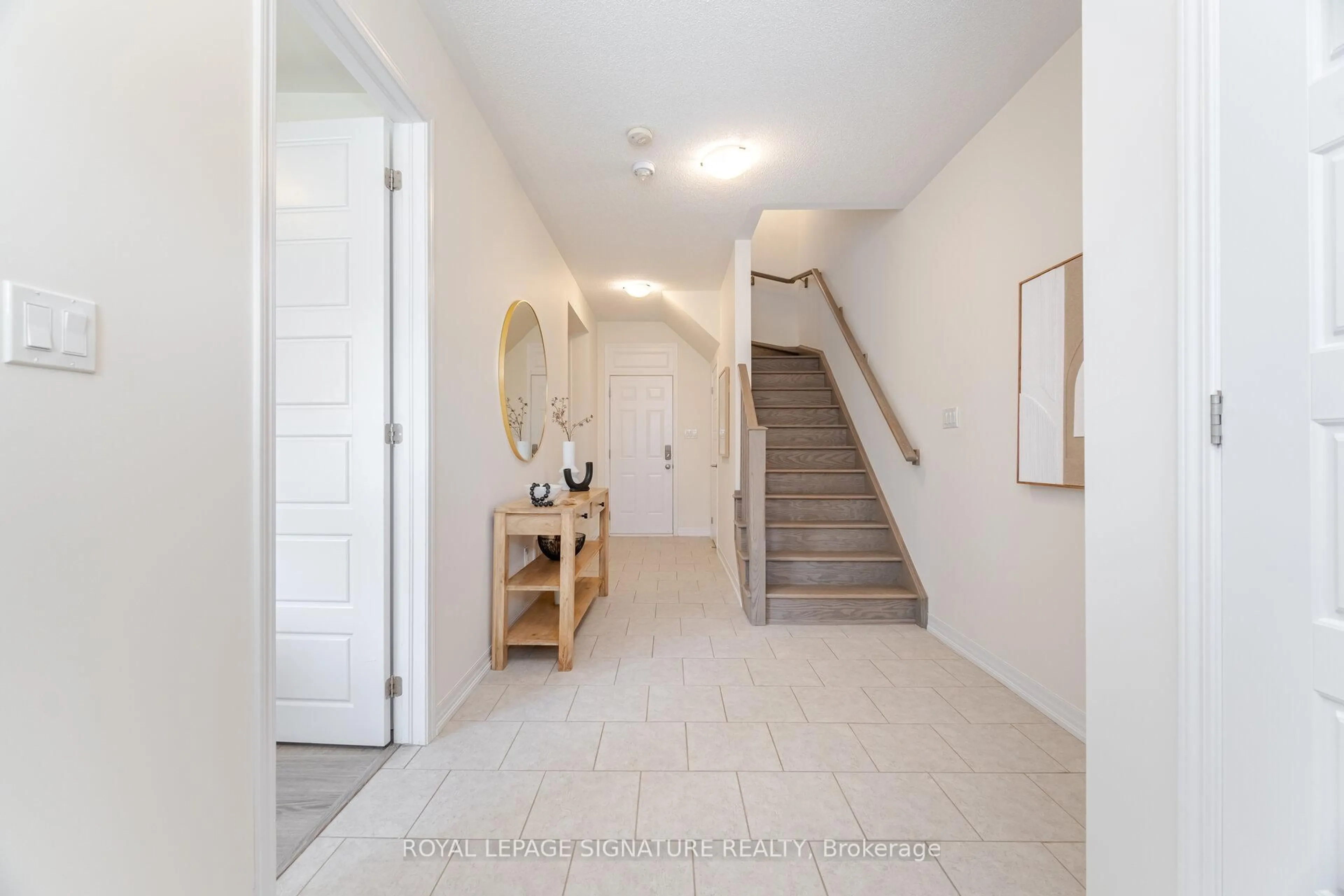 Indoor entryway for 242 Harold Dent Tr, Oakville Ontario L6M 1S2