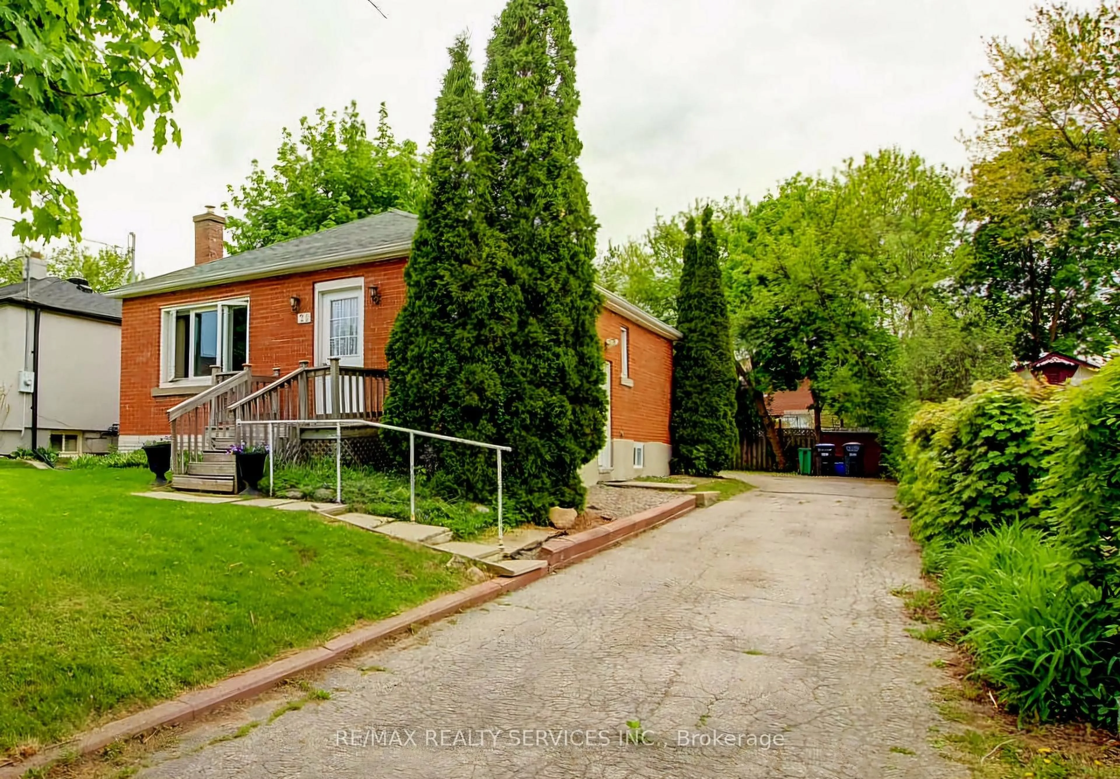 Home with brick exterior material, street for 29 Woodward Ave, Brampton Ontario L6V 1K2