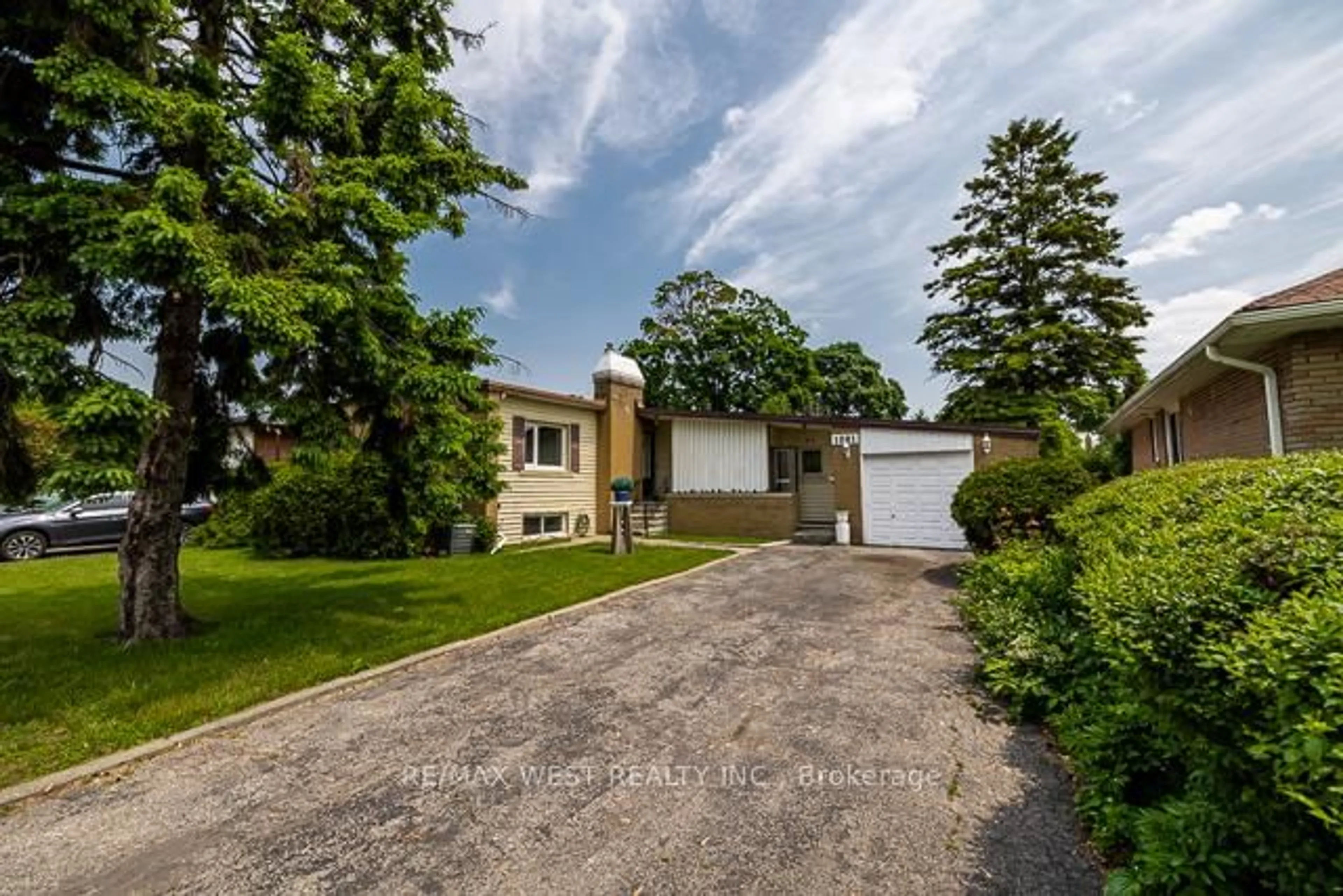 A pic from outside/outdoor area/front of a property/back of a property/a pic from drone, street for 1081 Islington Ave, Toronto Ontario M8Z 4R8