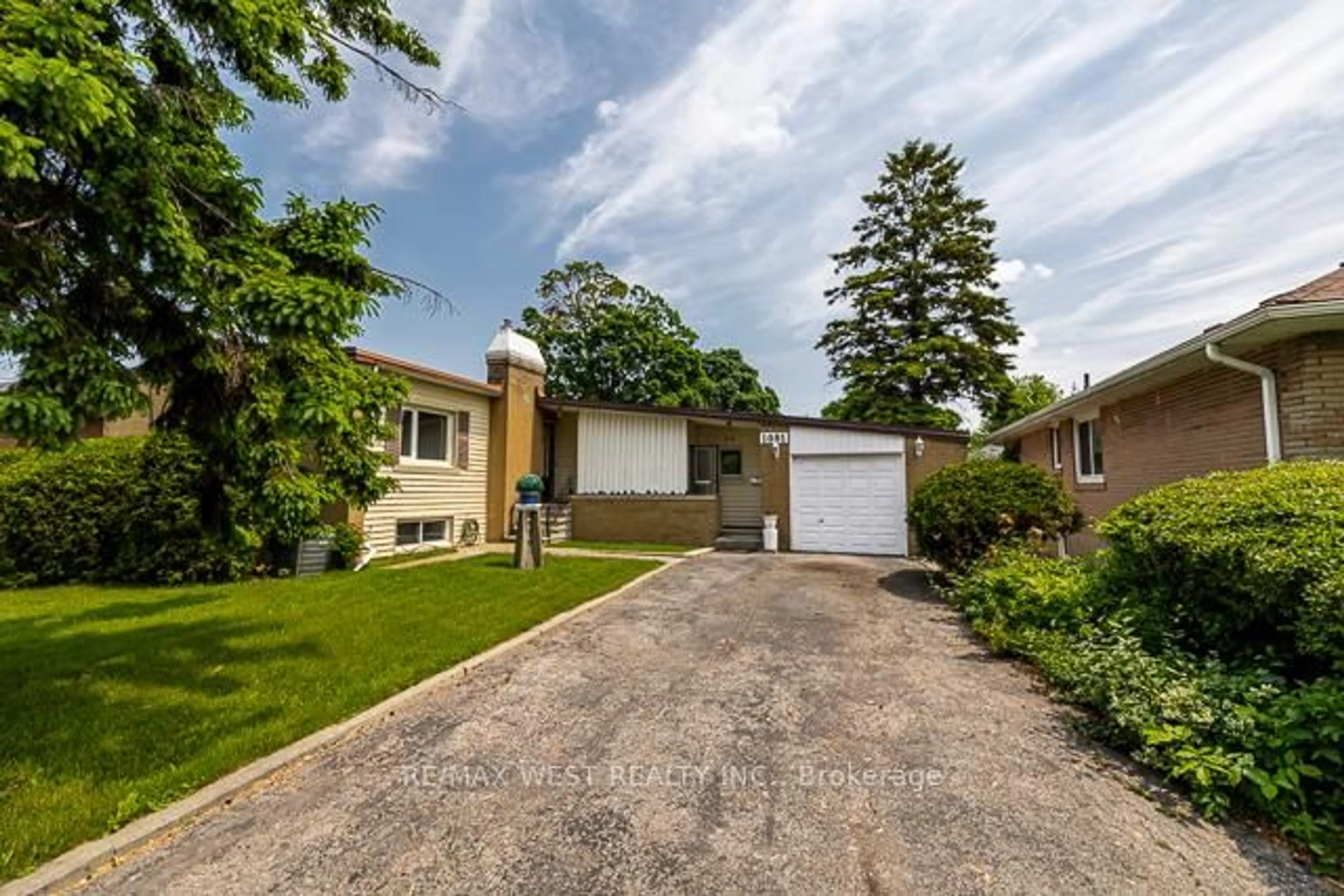 A pic from outside/outdoor area/front of a property/back of a property/a pic from drone, street for 1081 Islington Ave, Toronto Ontario M8Z 4R8