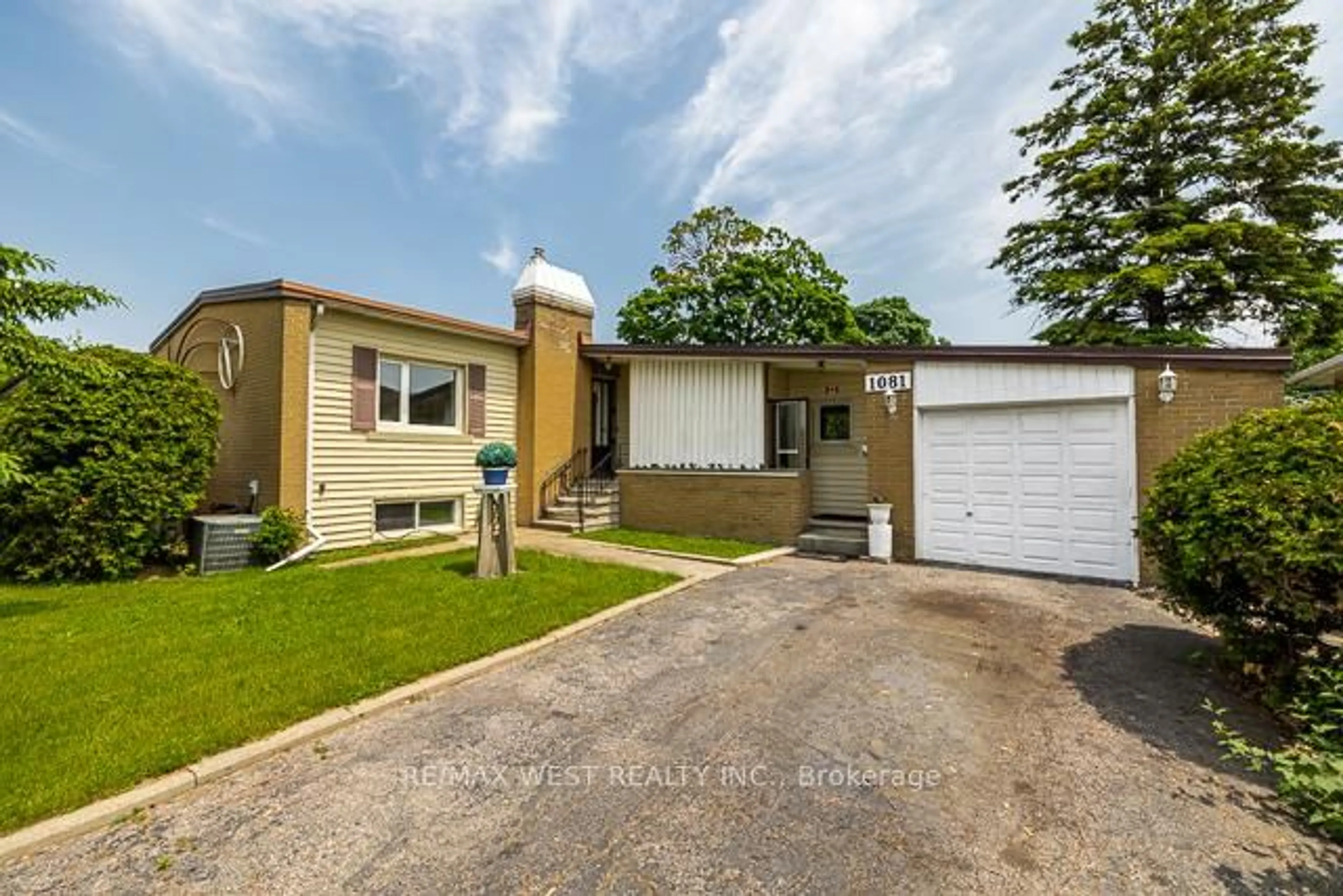 A pic from outside/outdoor area/front of a property/back of a property/a pic from drone, street for 1081 Islington Ave, Toronto Ontario M8Z 4R8