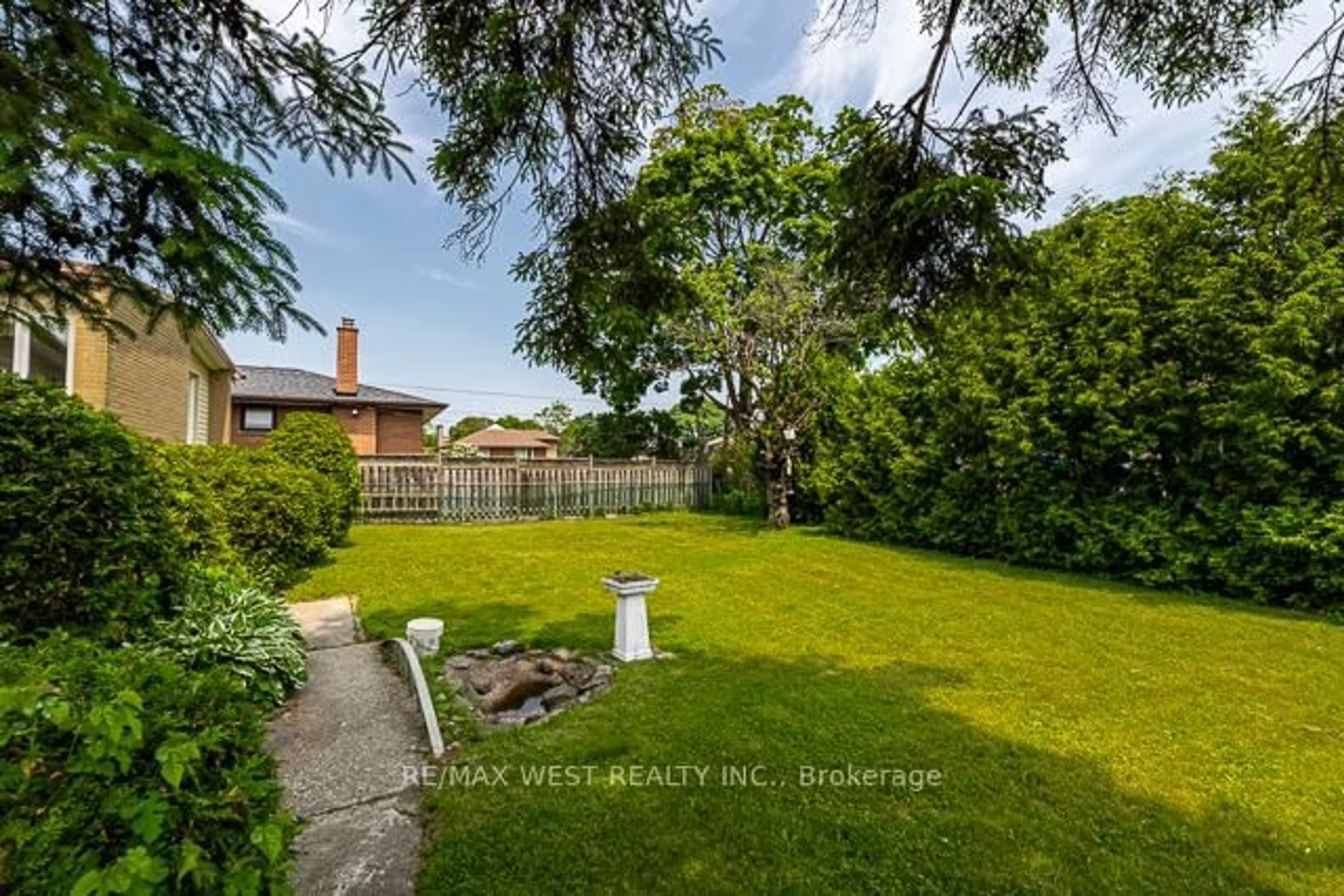 A pic from outside/outdoor area/front of a property/back of a property/a pic from drone, street for 1081 Islington Ave, Toronto Ontario M8Z 4R8