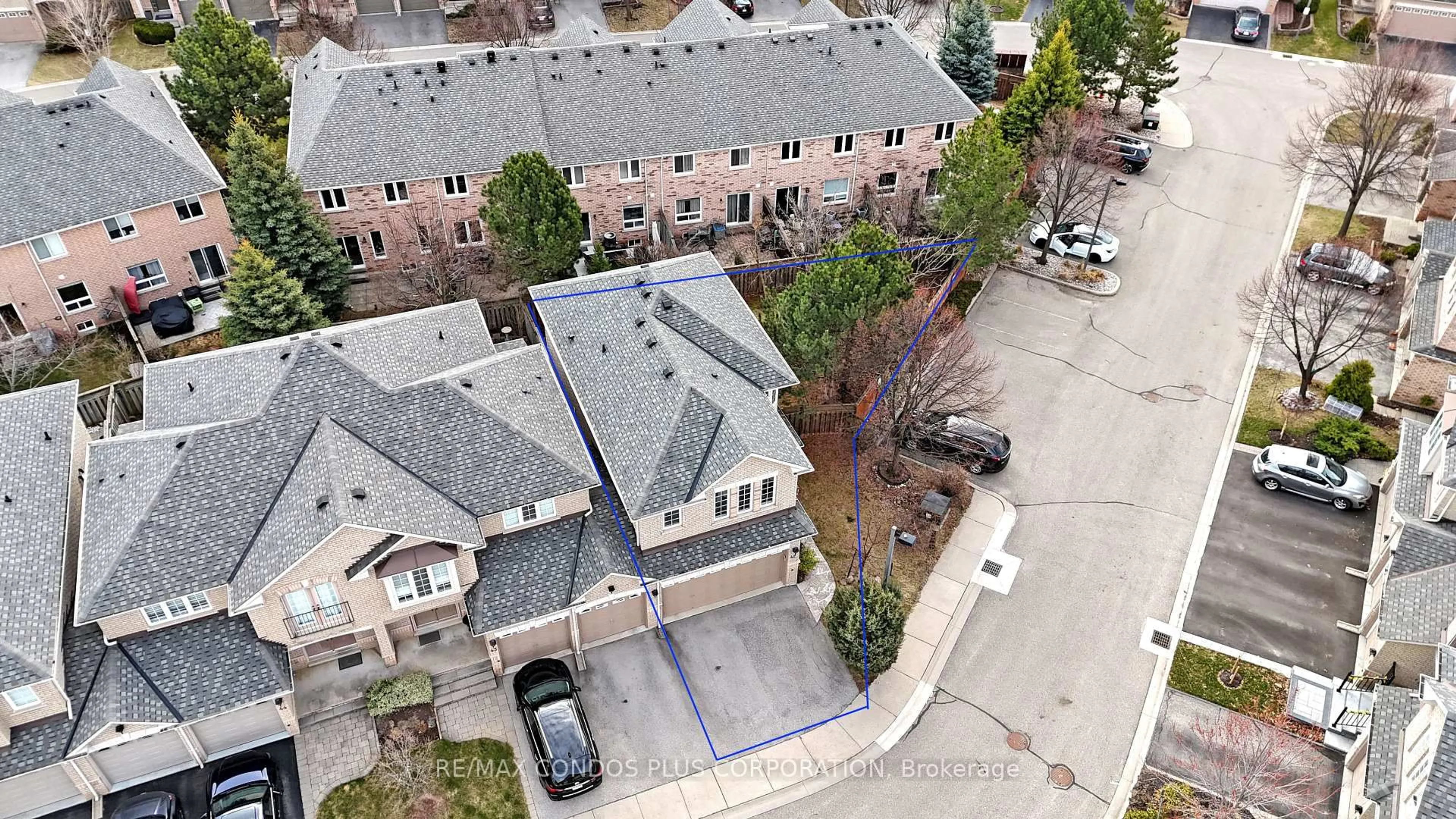 A pic from outside/outdoor area/front of a property/back of a property/a pic from drone, city buildings view from balcony for 1290 Heritage Way #42, Oakville Ontario L6M 4M5