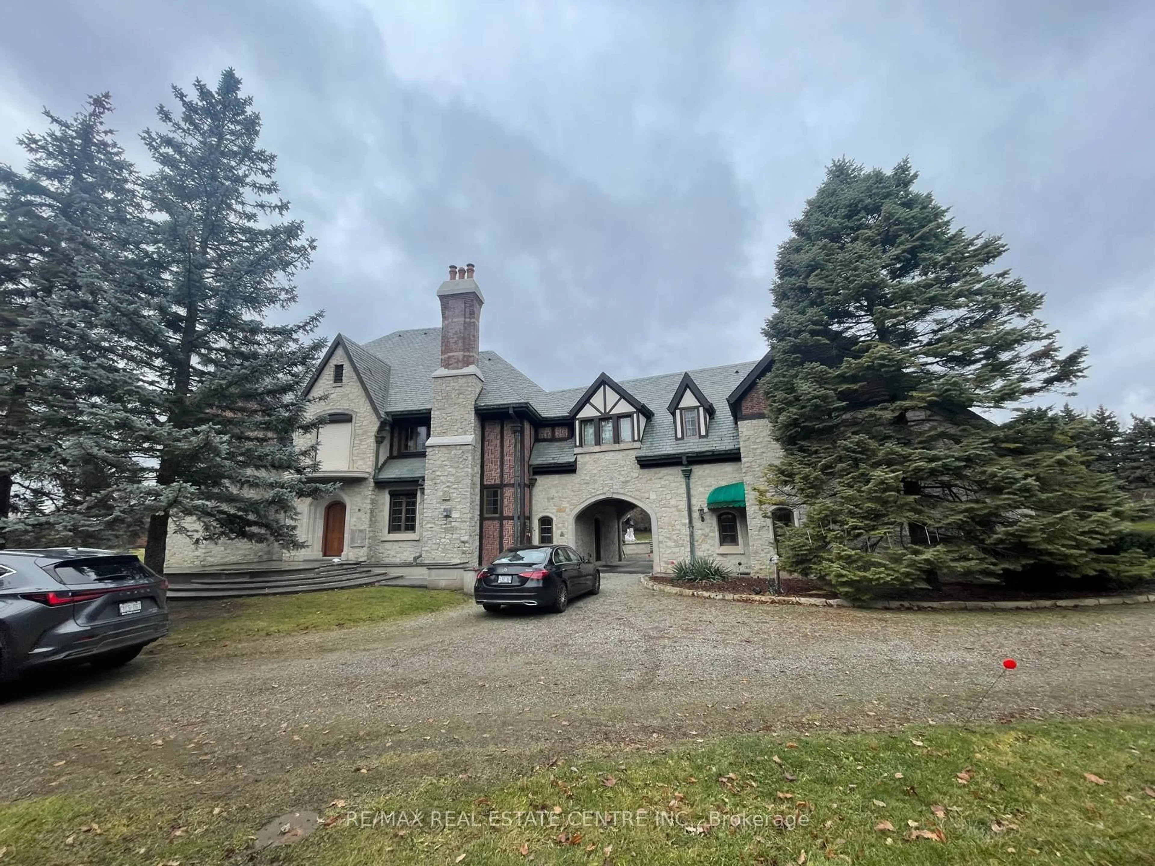 A pic from outside/outdoor area/front of a property/back of a property/a pic from drone, unknown for 2 Edgeforest Dr, Brampton Ontario L6P 0E1