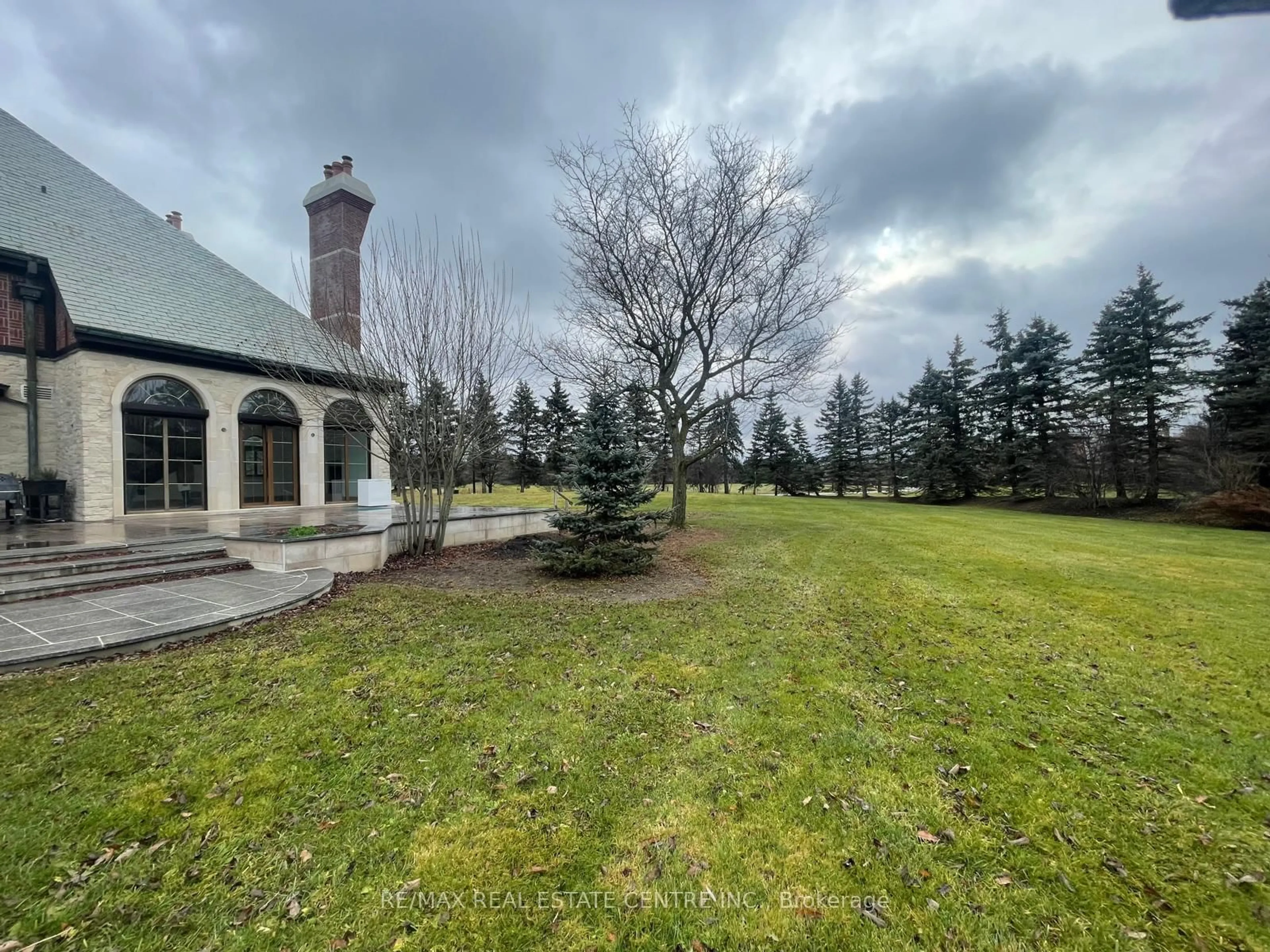A pic from outside/outdoor area/front of a property/back of a property/a pic from drone, unknown for 2 Edgeforest Dr, Brampton Ontario L6P 0E1