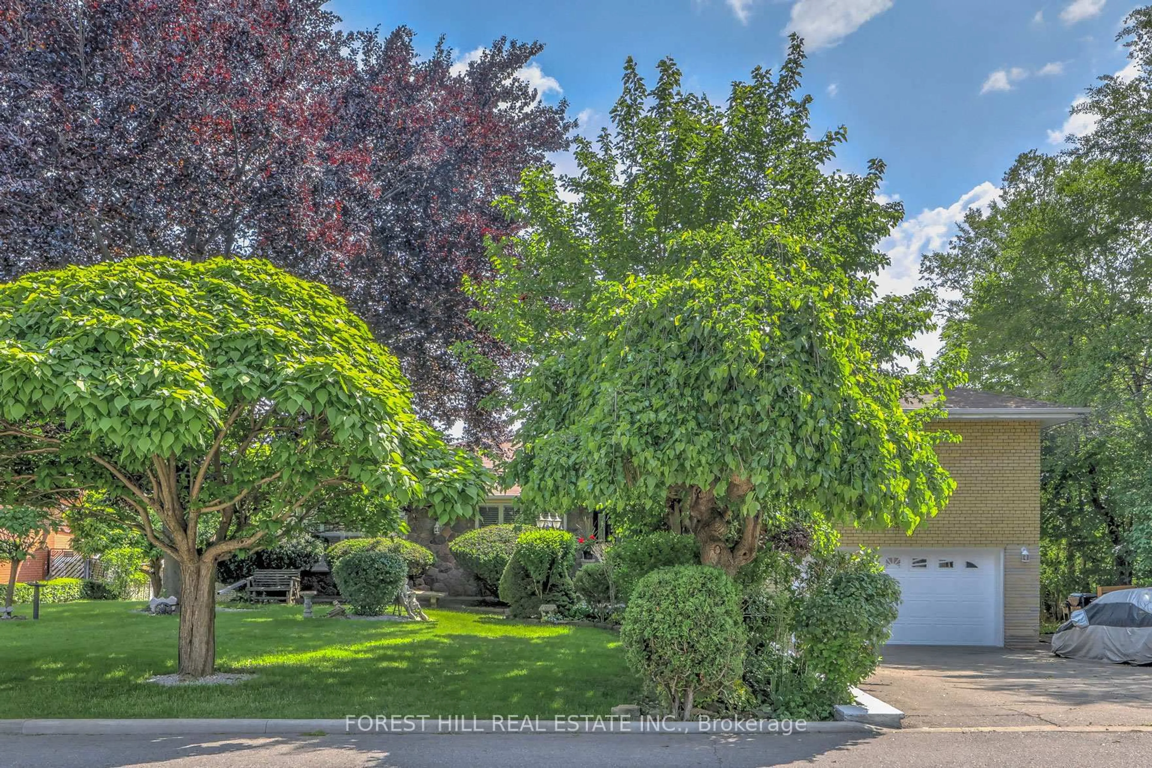 A pic from outside/outdoor area/front of a property/back of a property/a pic from drone, street for 89 Portage Ave, Toronto Ontario M9N 3H2