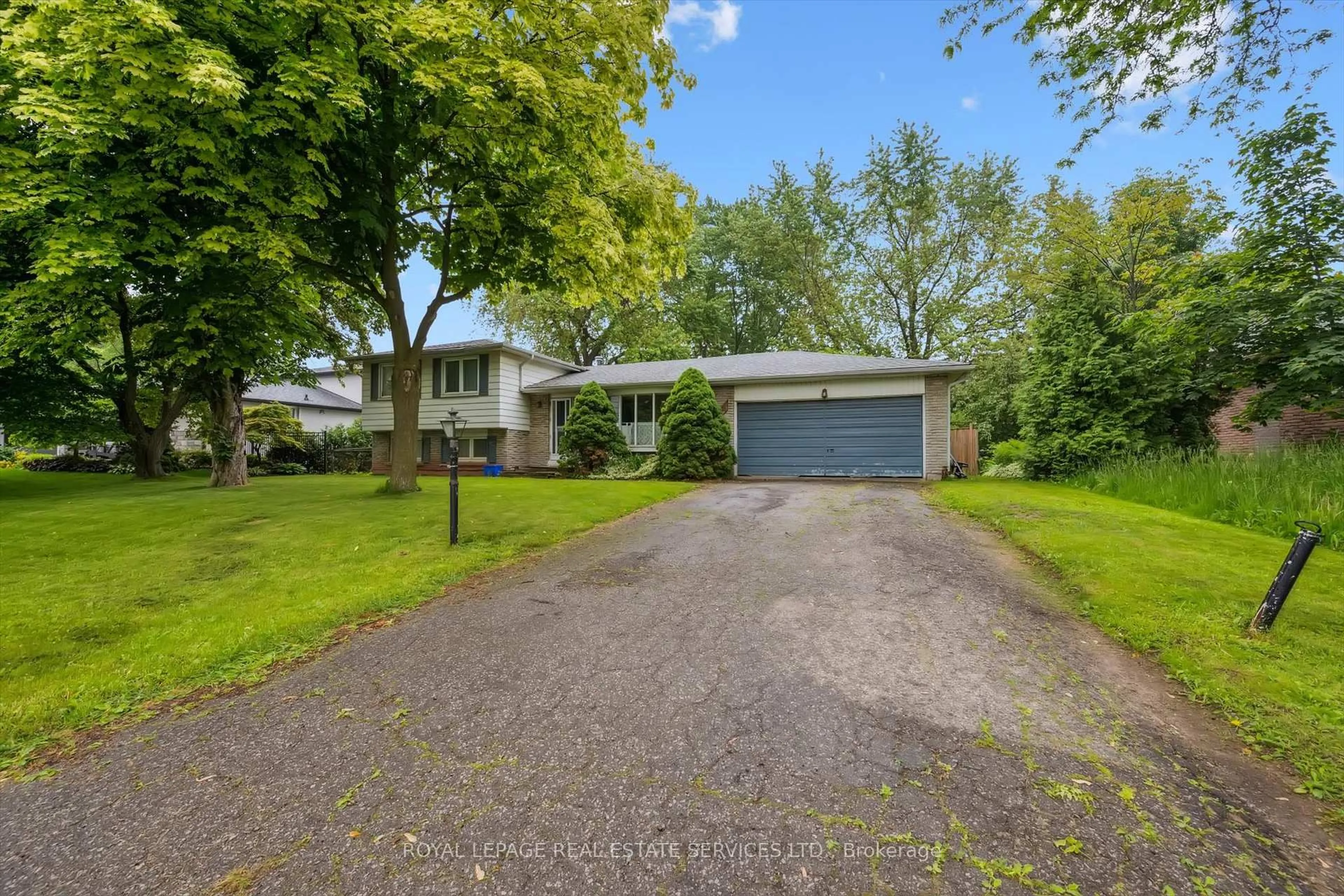 A pic from outside/outdoor area/front of a property/back of a property/a pic from drone, street for 2138 Rebecca St, Oakville Ontario L6L 2A5