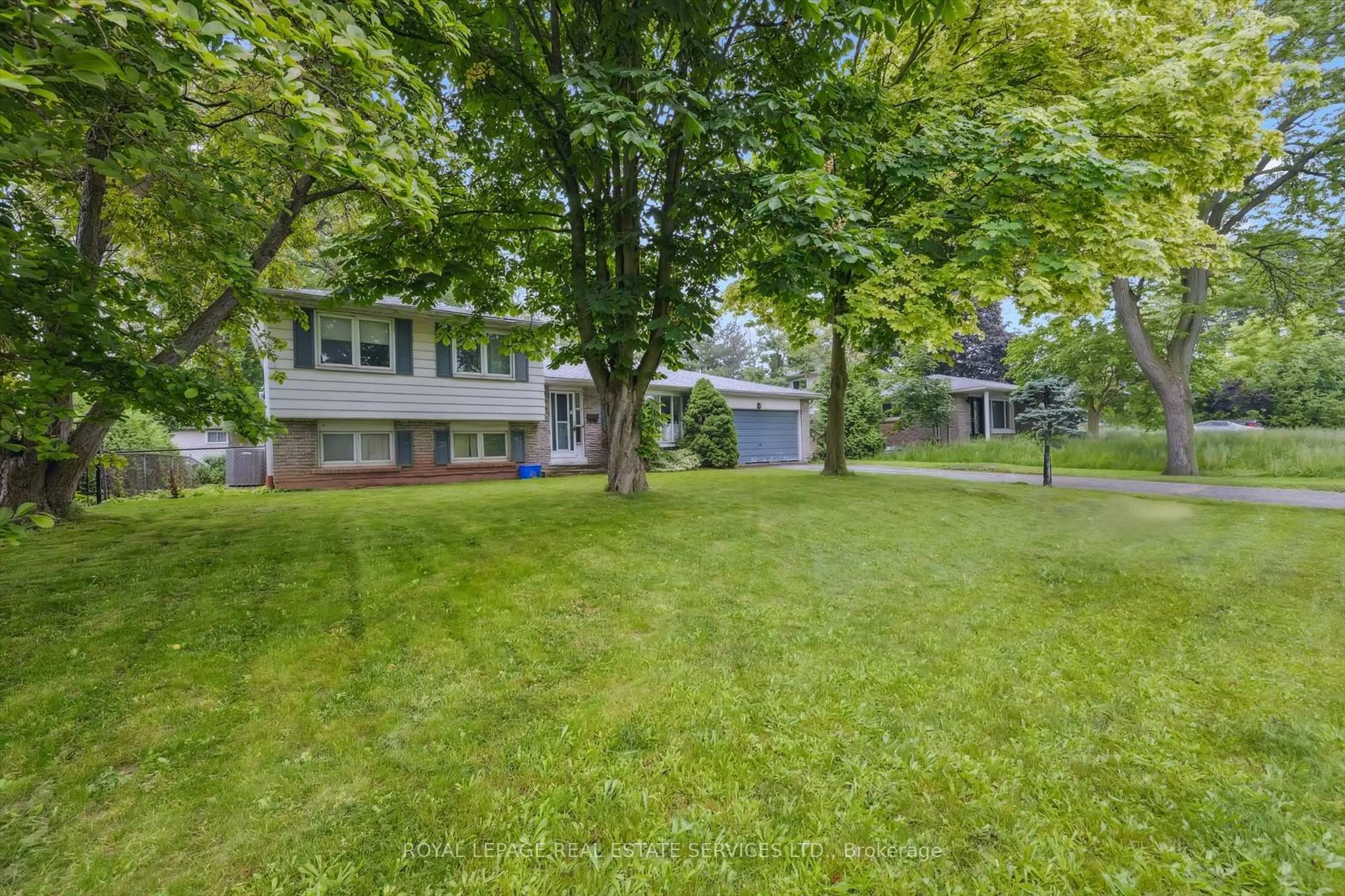 A pic from outside/outdoor area/front of a property/back of a property/a pic from drone, street for 2138 Rebecca St, Oakville Ontario L6L 2A5