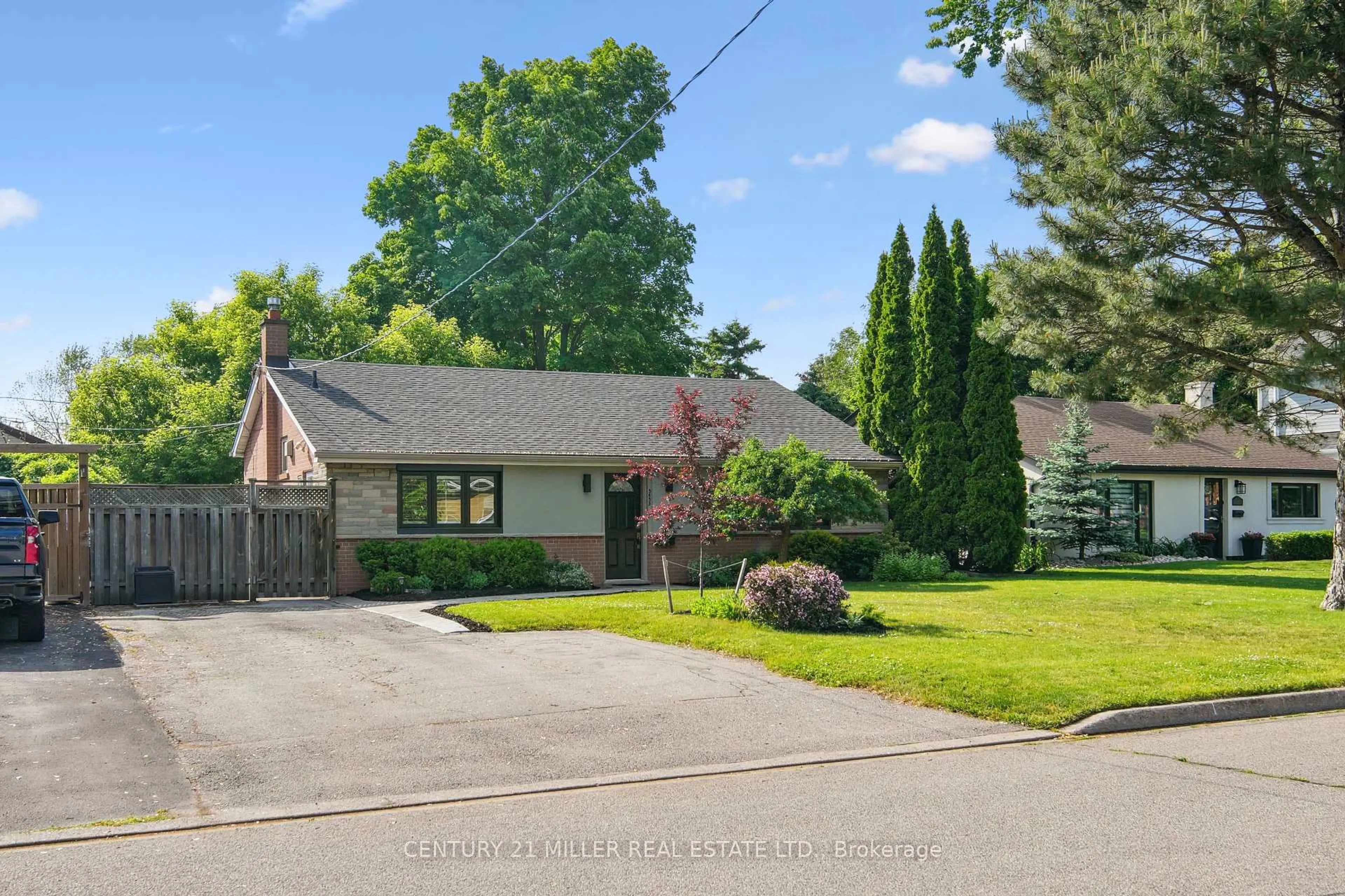 A pic from outside/outdoor area/front of a property/back of a property/a pic from drone, street for 5455 Randolph Cres, Burlington Ontario L7L 3C4