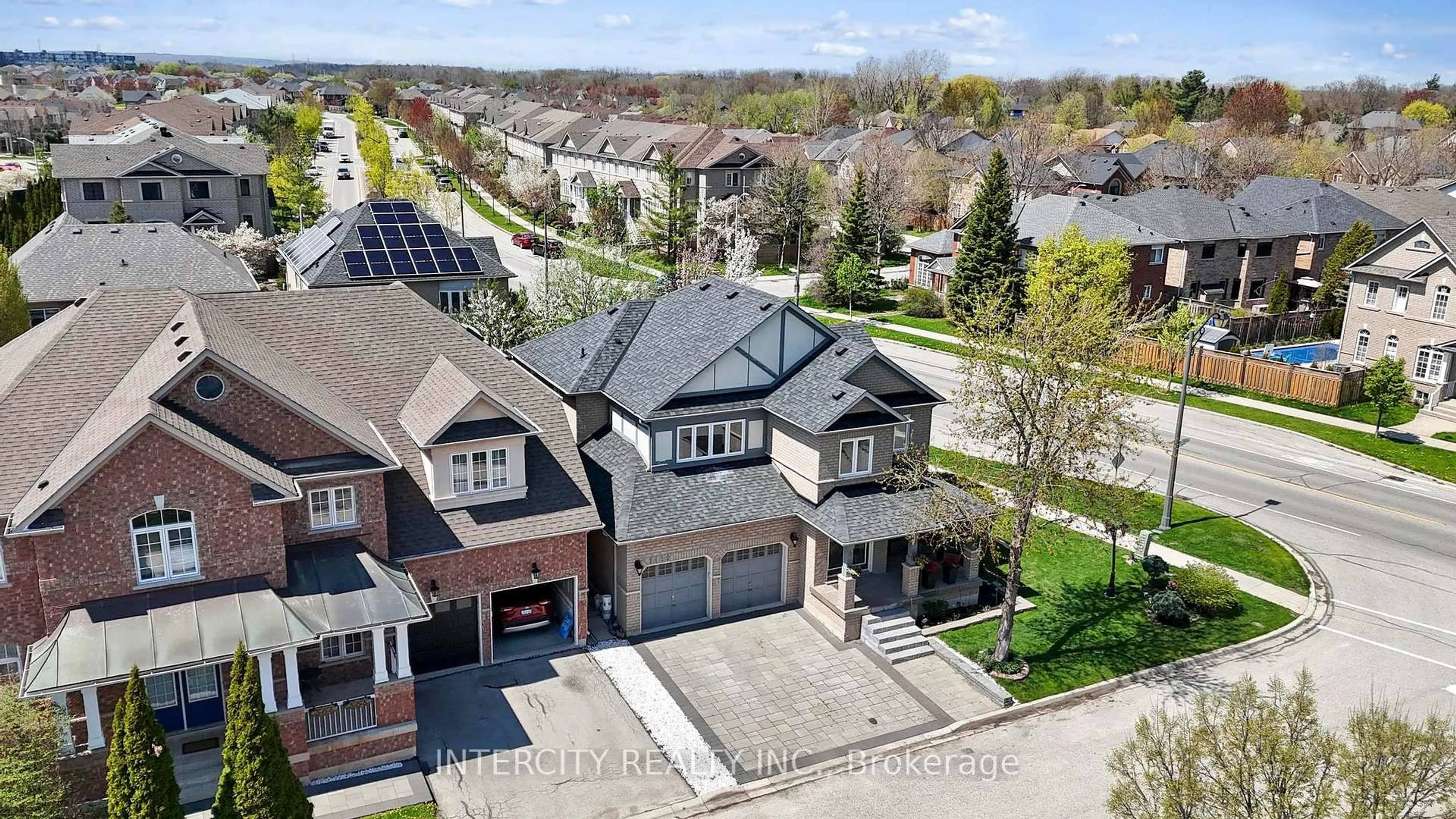 A pic from outside/outdoor area/front of a property/back of a property/a pic from drone, street for 5409 Duchess Crt, Burlington Ontario L7L 6Z4