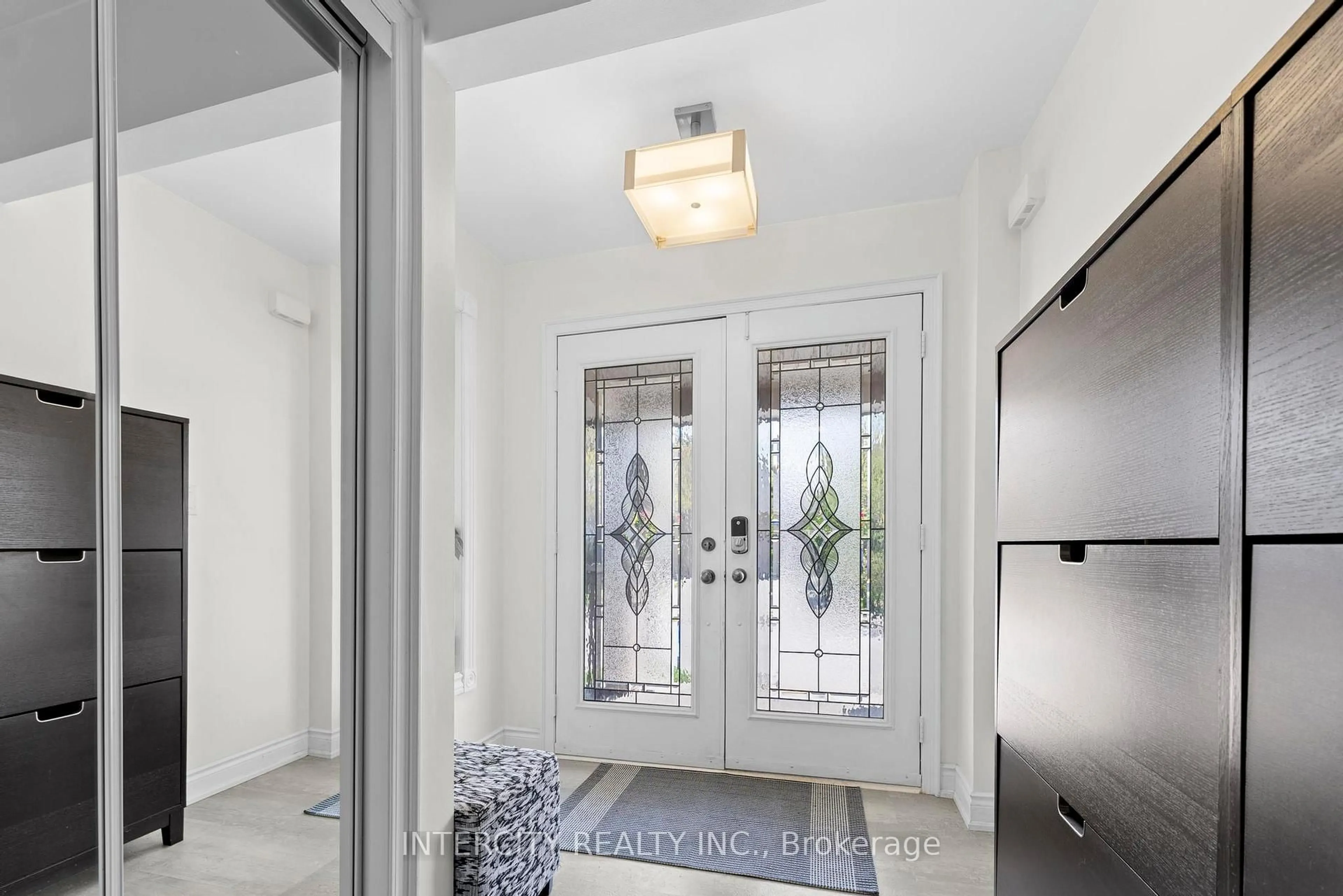 Indoor entryway for 5409 Duchess Crt, Burlington Ontario L7L 6Z4