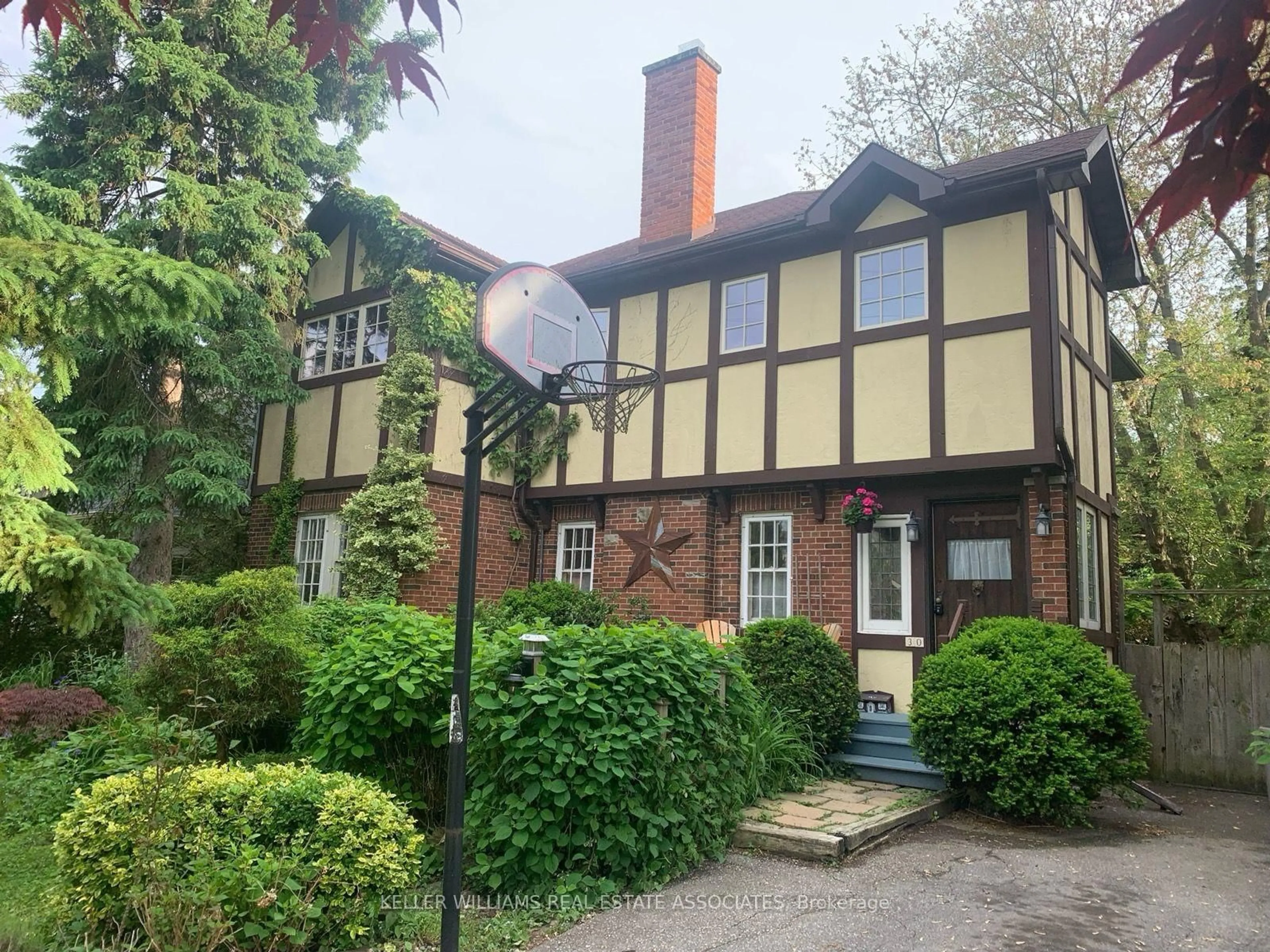 A pic from outside/outdoor area/front of a property/back of a property/a pic from drone, street for 30 Oakwood Ave, Mississauga Ontario L5G 3L3