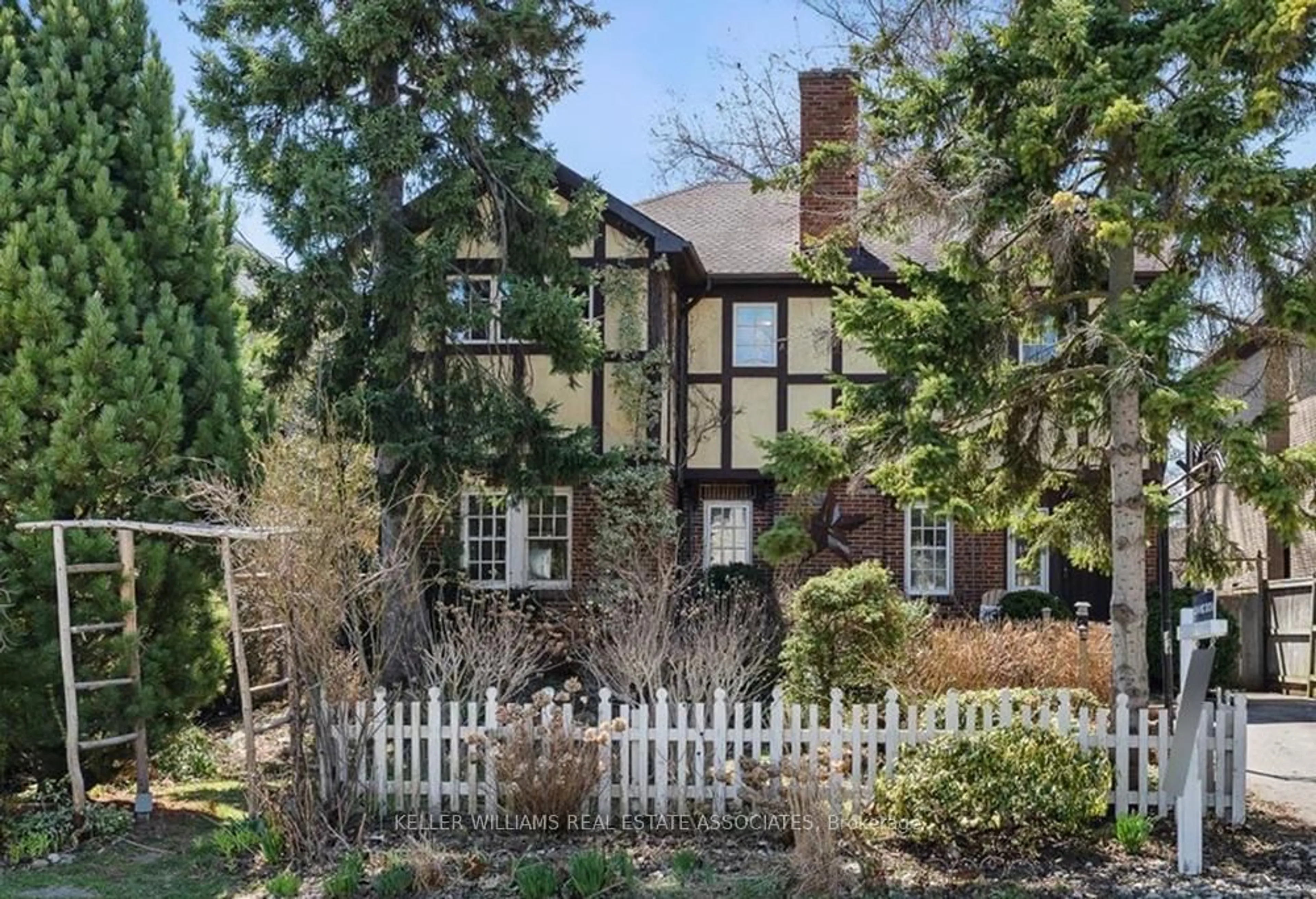 Home with brick exterior material, street for 30 Oakwood Ave, Mississauga Ontario L5G 3L3