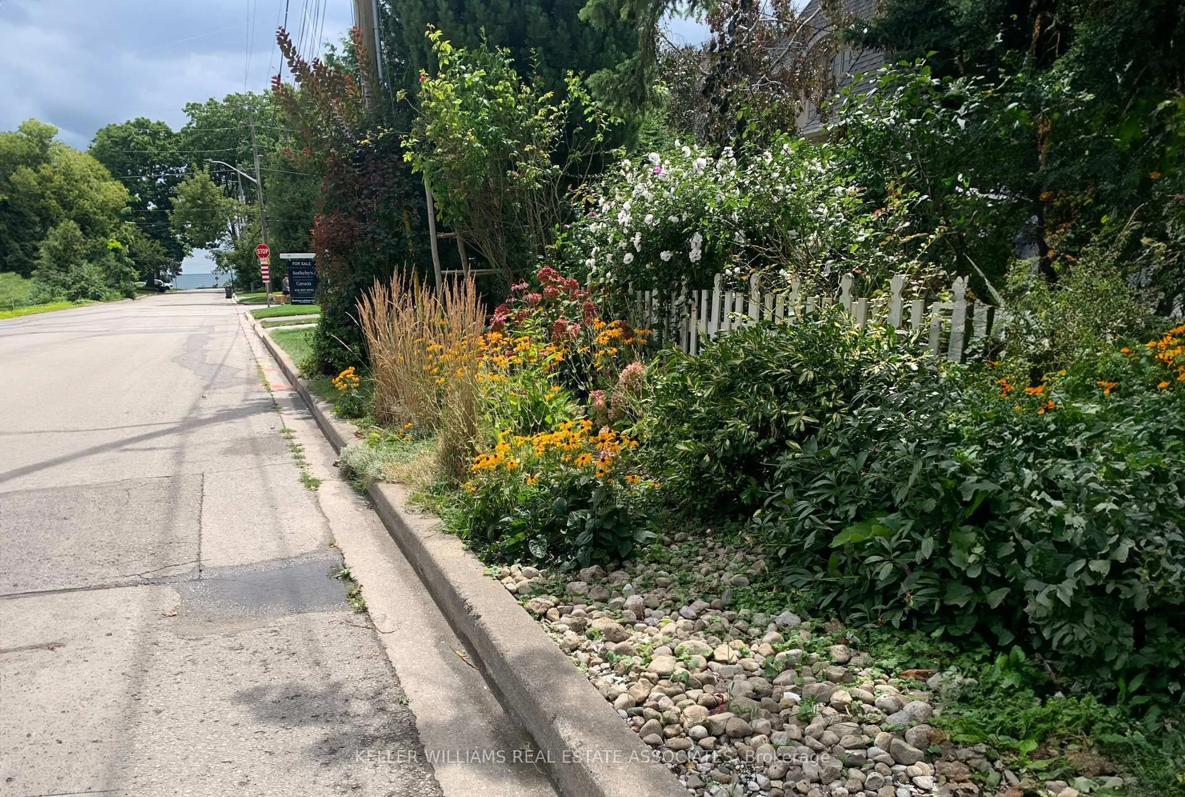 Patio, street for 30 Oakwood Ave, Mississauga Ontario L5G 3L3